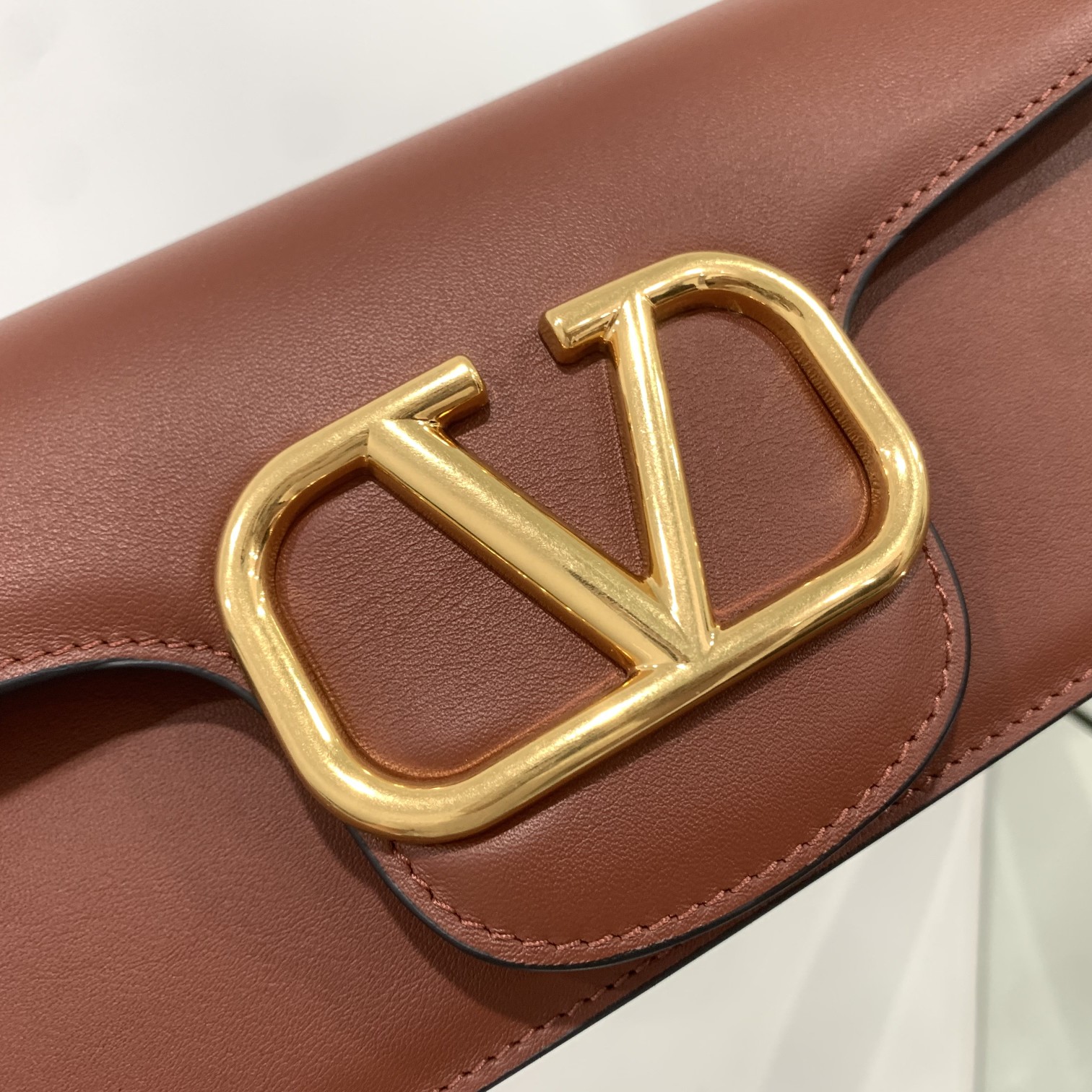 Va1e*ntin0 garavani locò shoulder bbag in calfskin with metallic vlogo-27*13*6cm