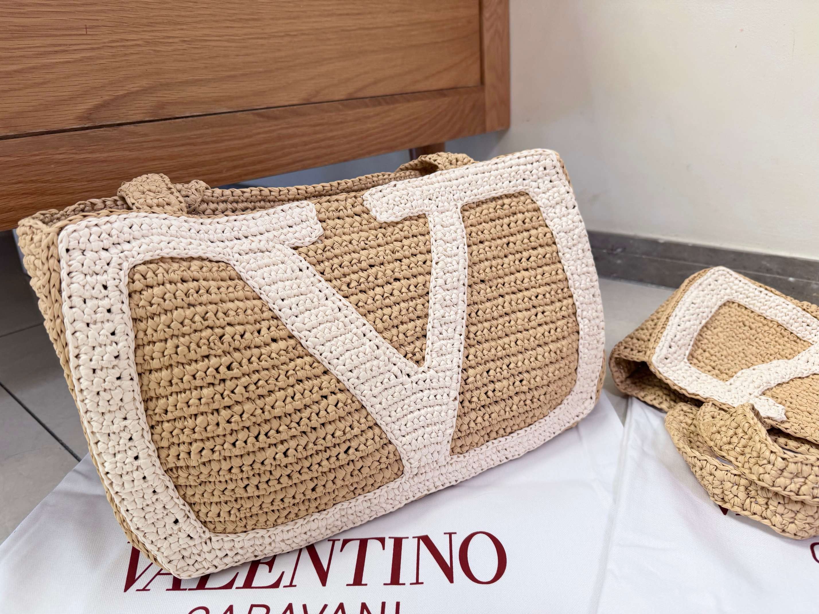 Va1e*ntin0 garavani viva tote bag