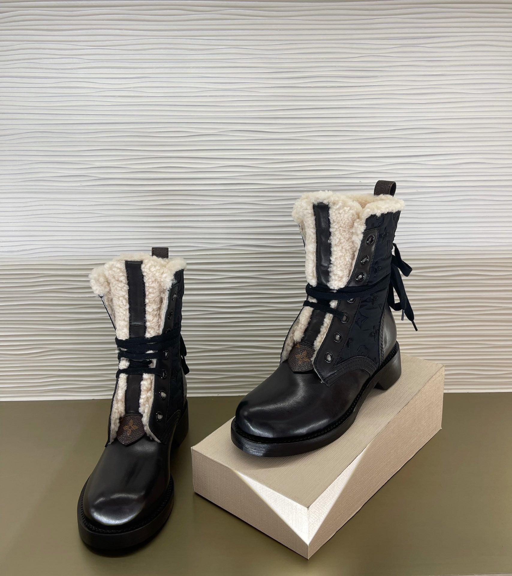 l0*is V*t0n boots