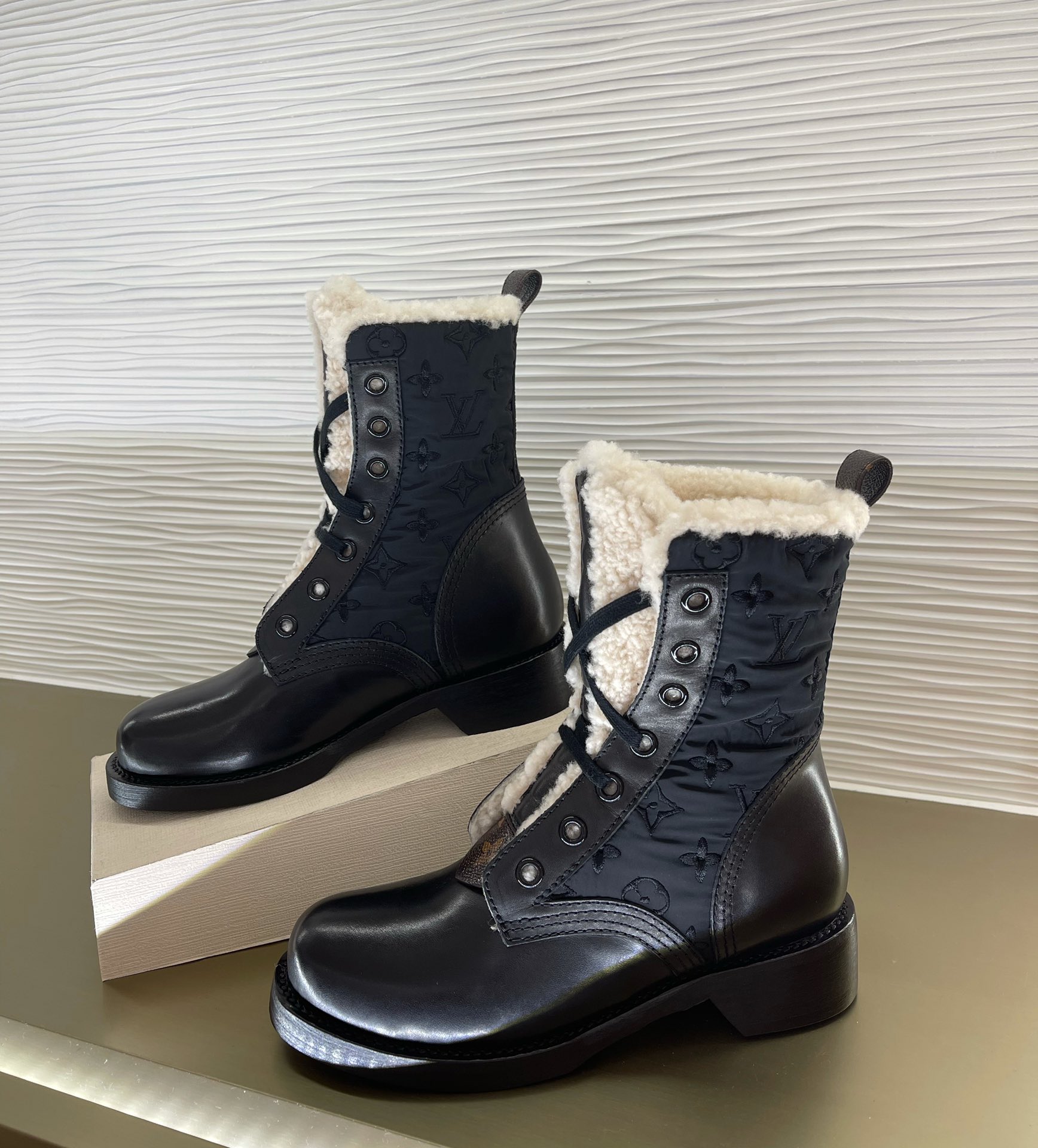 l0*is V*t0n boots