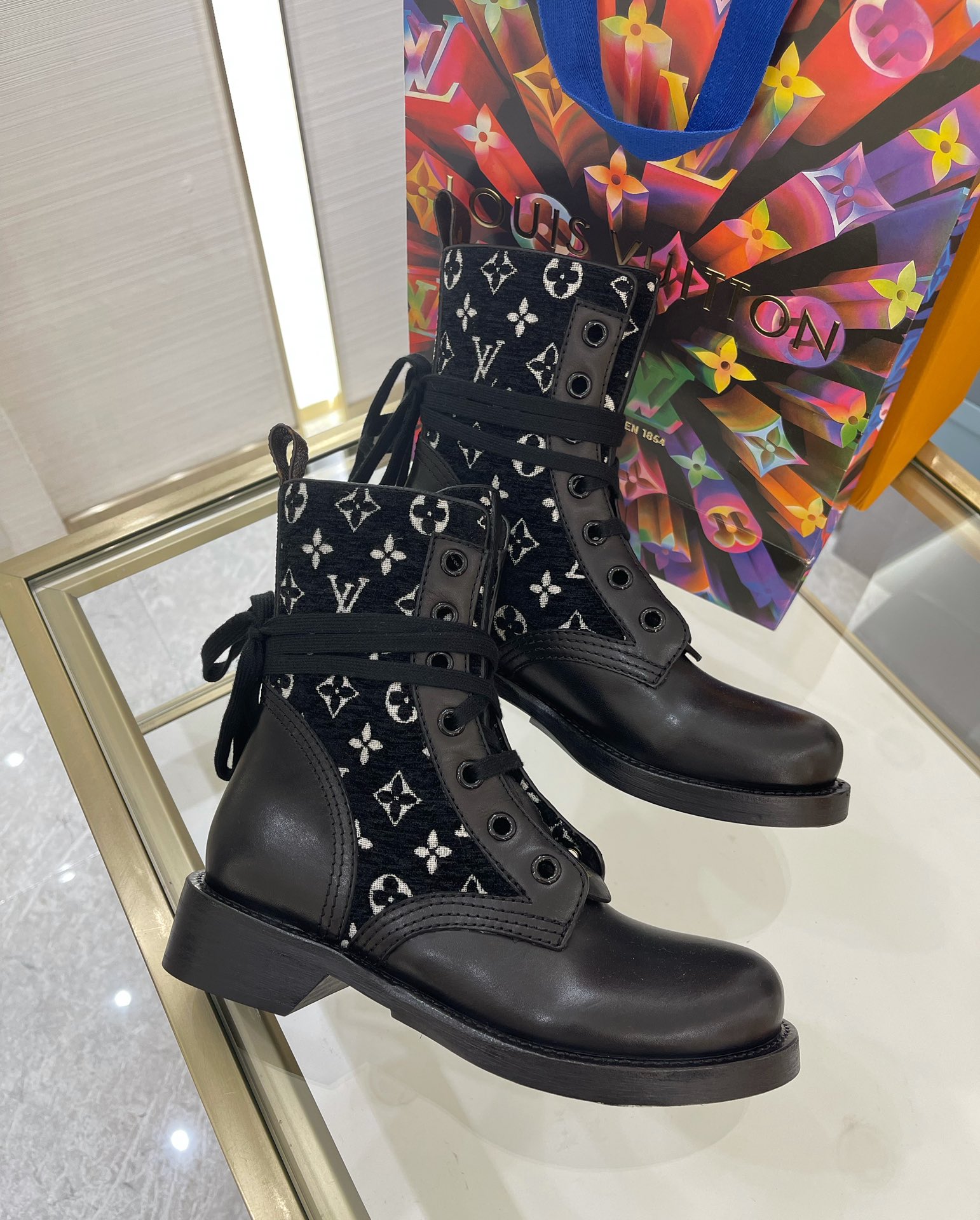 l0*is V*t0n boots