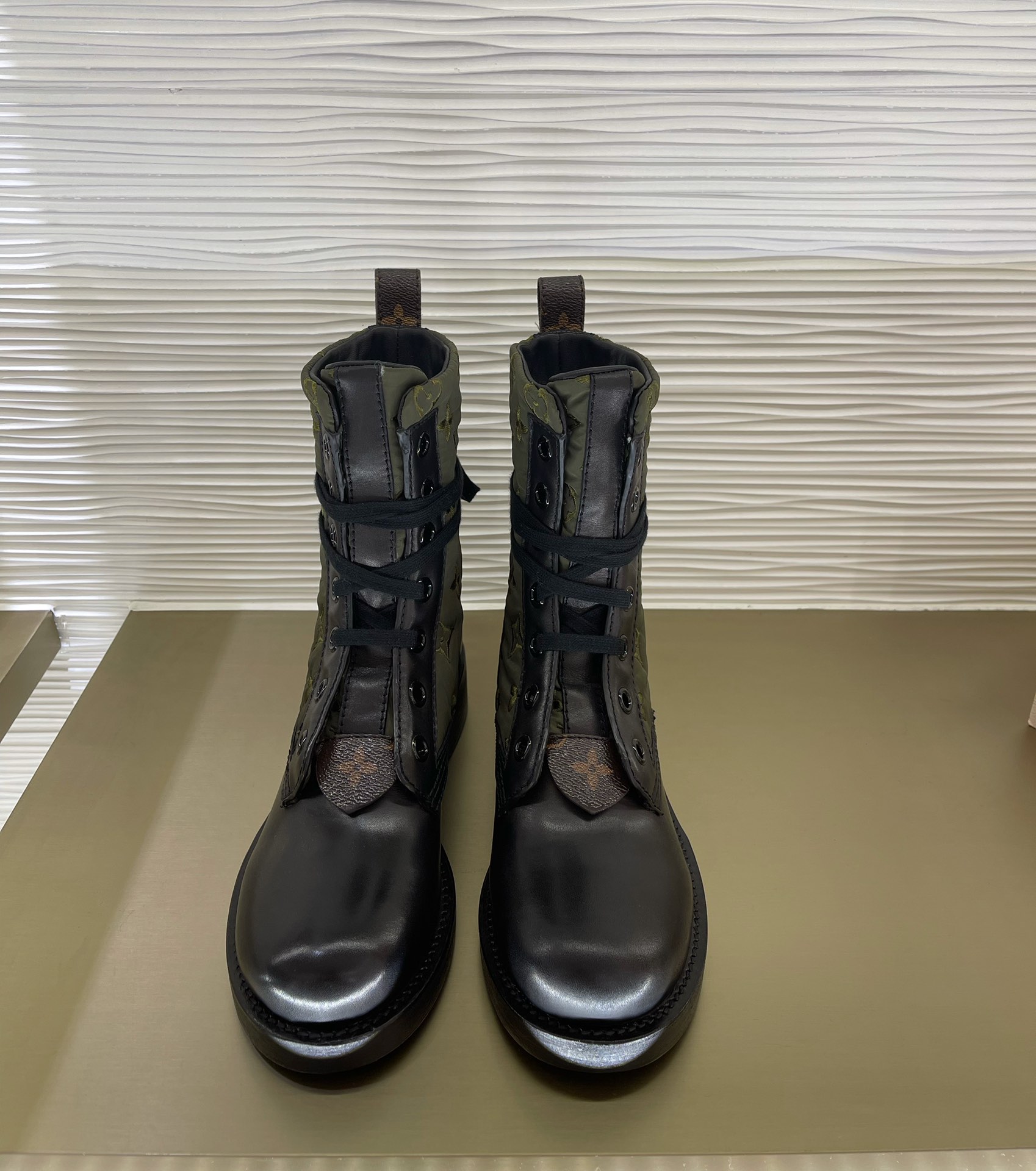 l0*is V*t0n boots