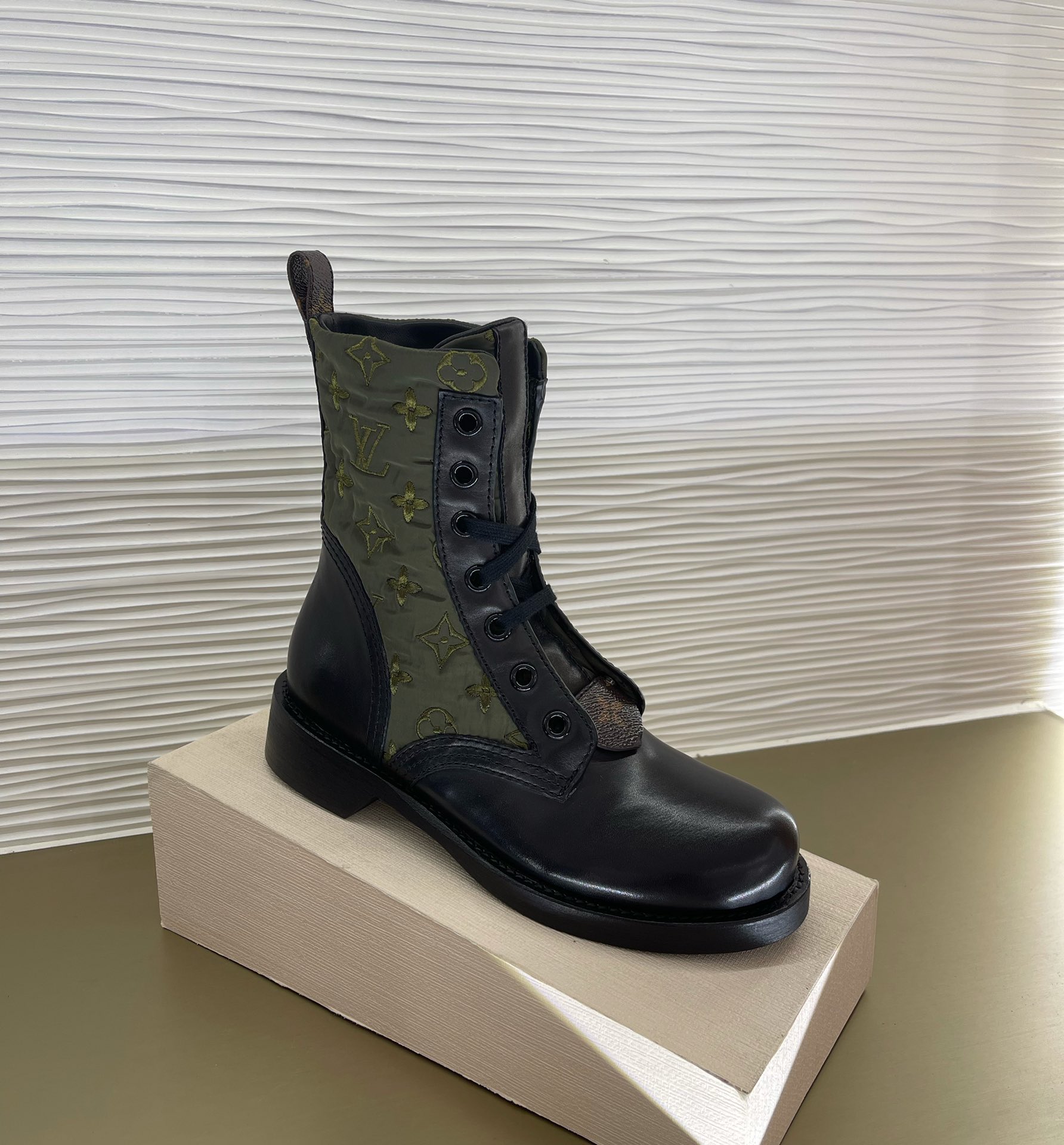 l0*is V*t0n boots