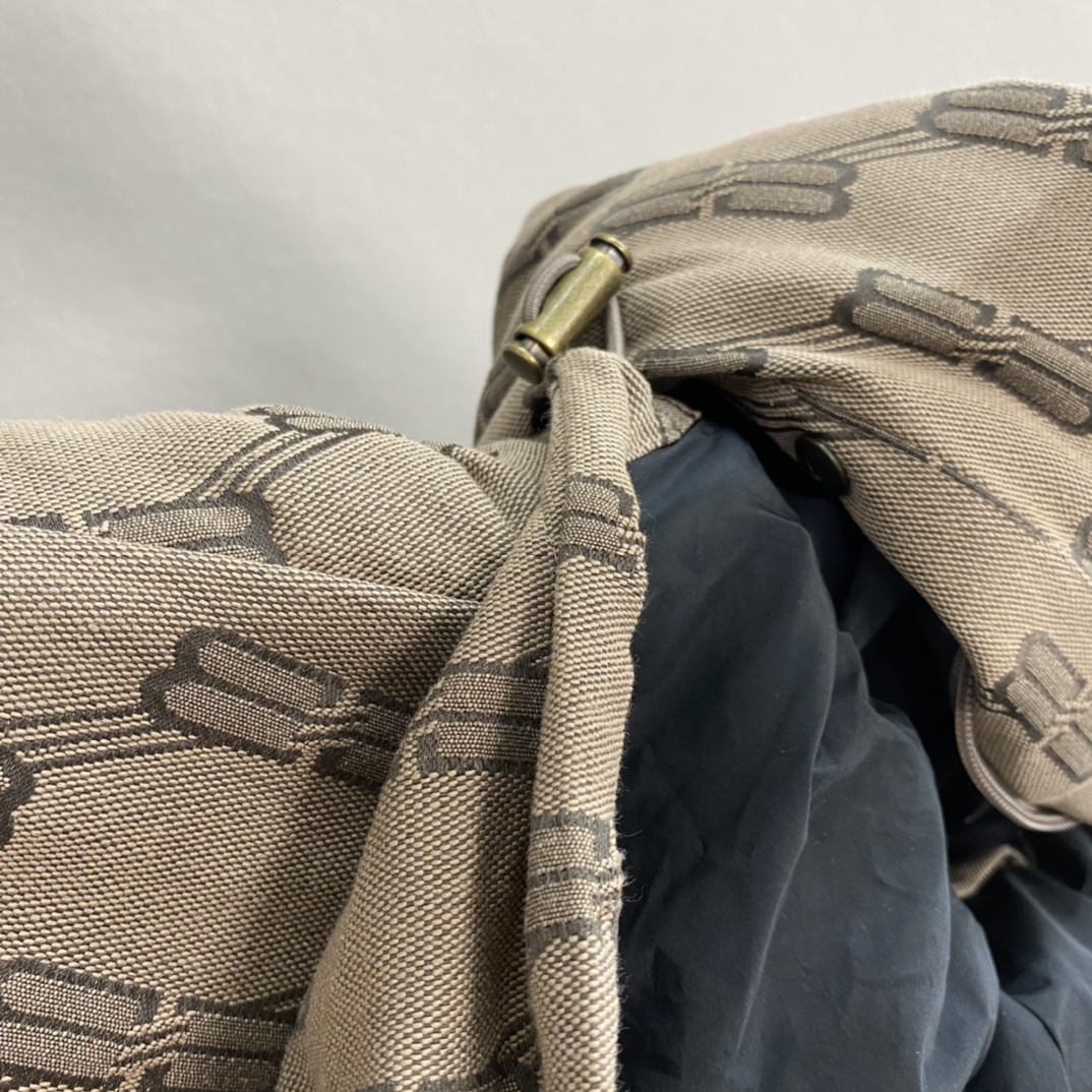 Balen*iaga Cotton