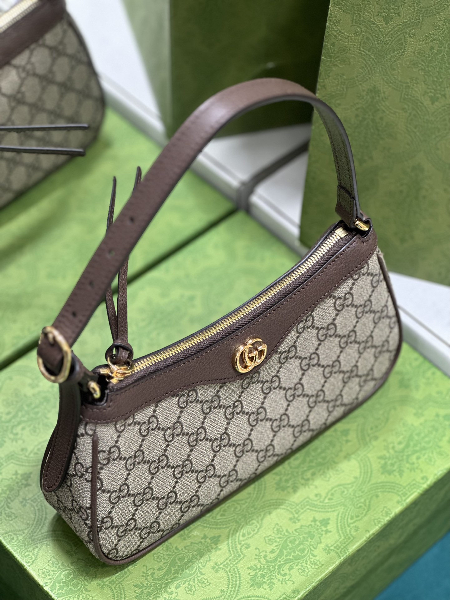 G*u*i chain bag-25*15*6cm