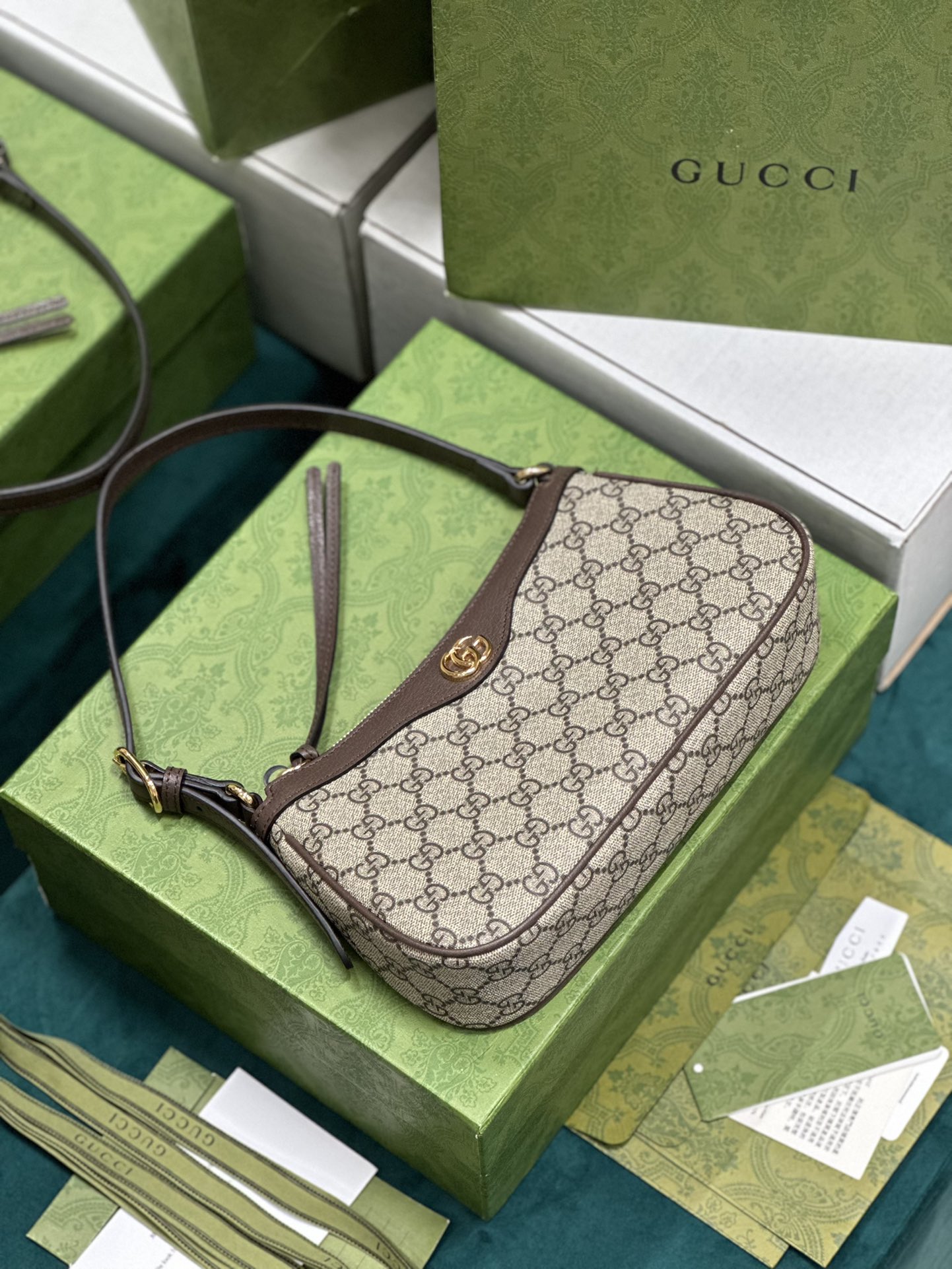 G*u*i chain bag-25*15*6cm