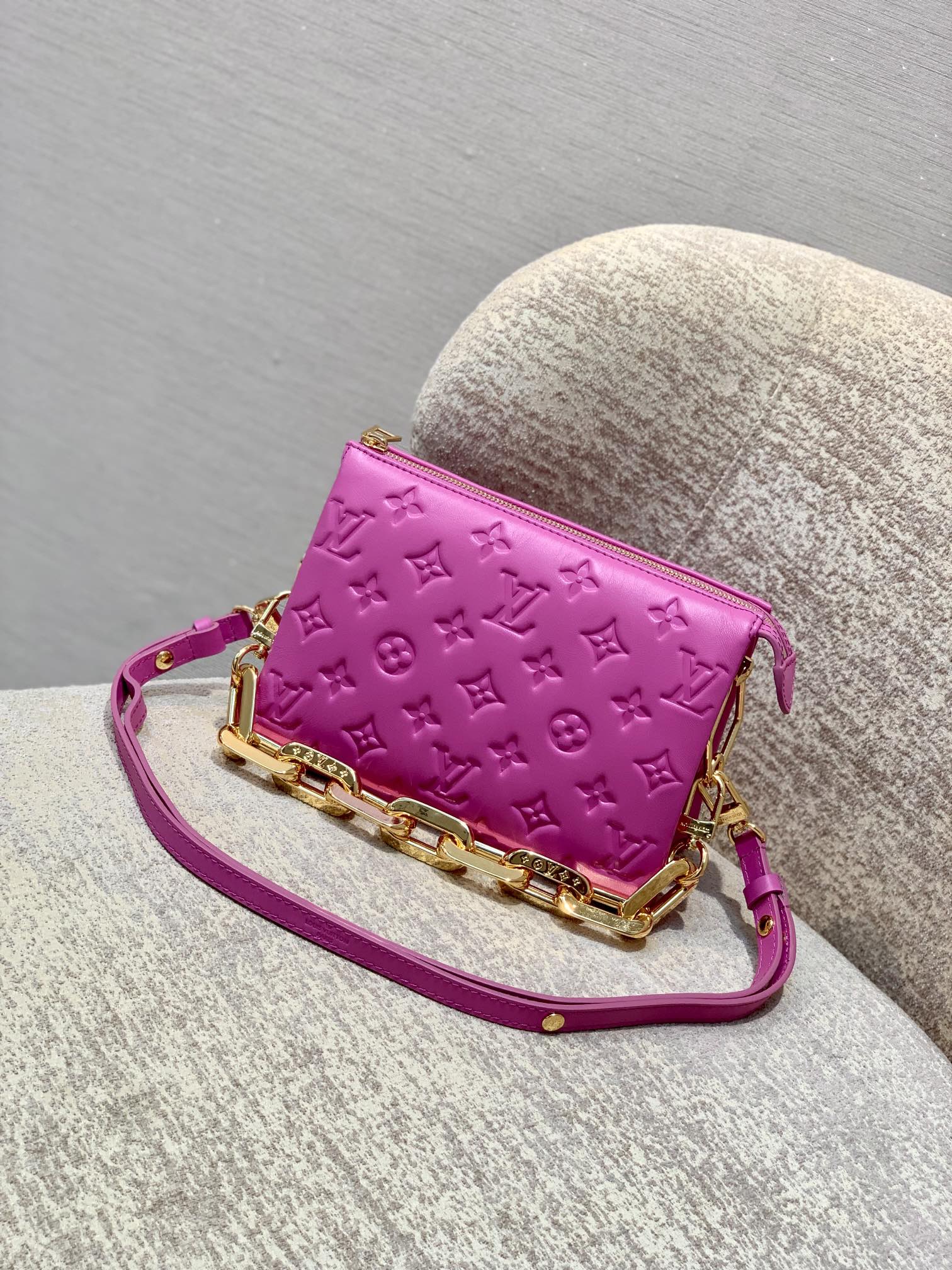 l0*is V*t0n coussin bb bag-21*16*7 cm