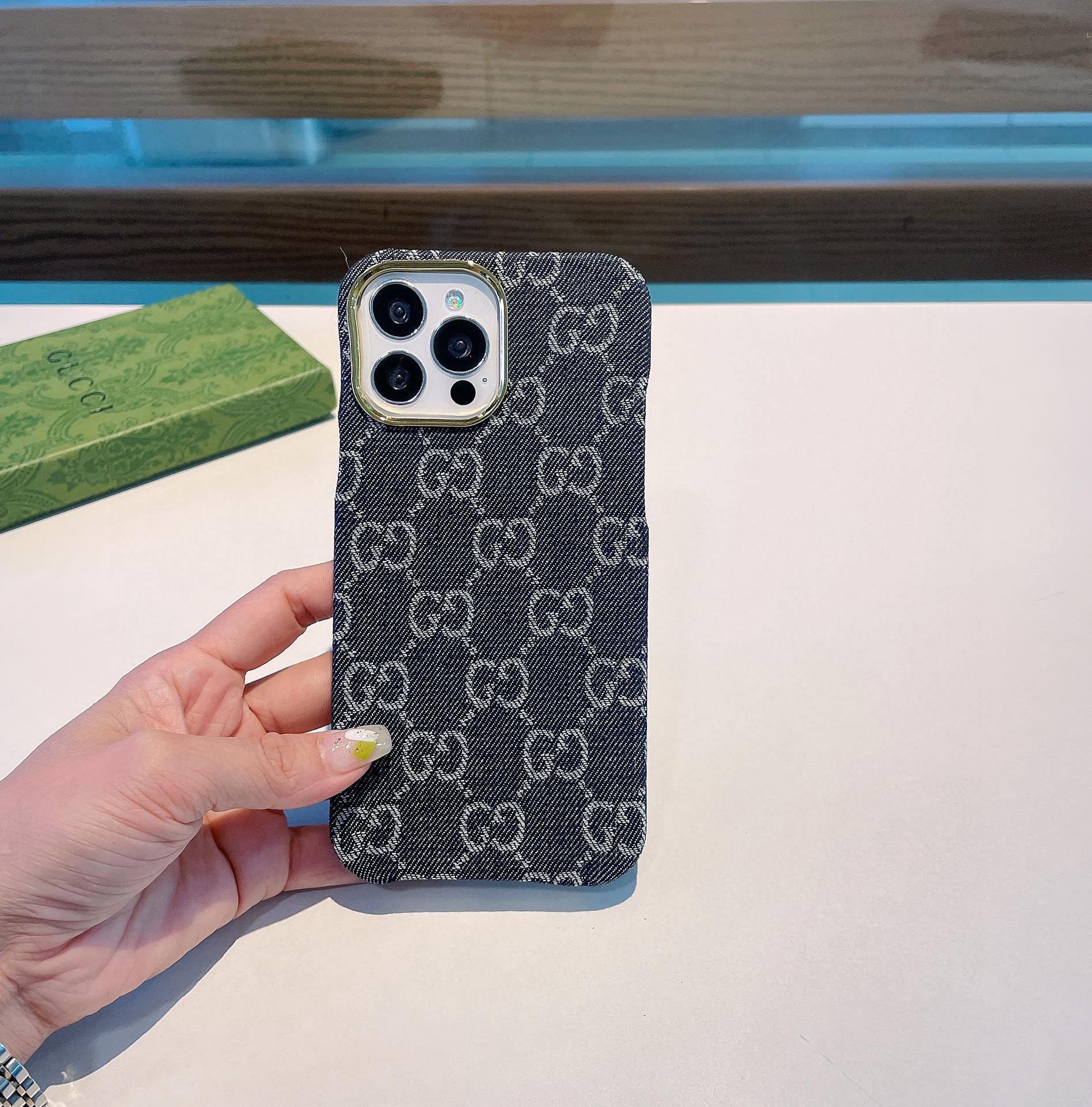 G*u*i phone case