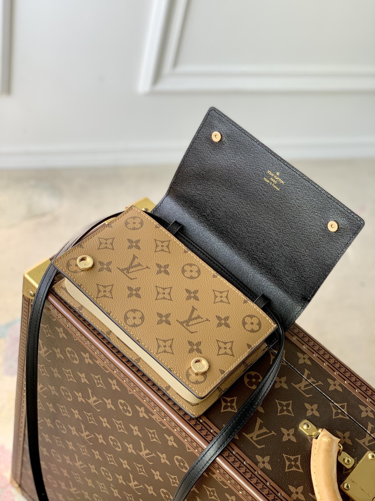 l0*is V*t0n book chain wallet-20 x 14 x 4cm