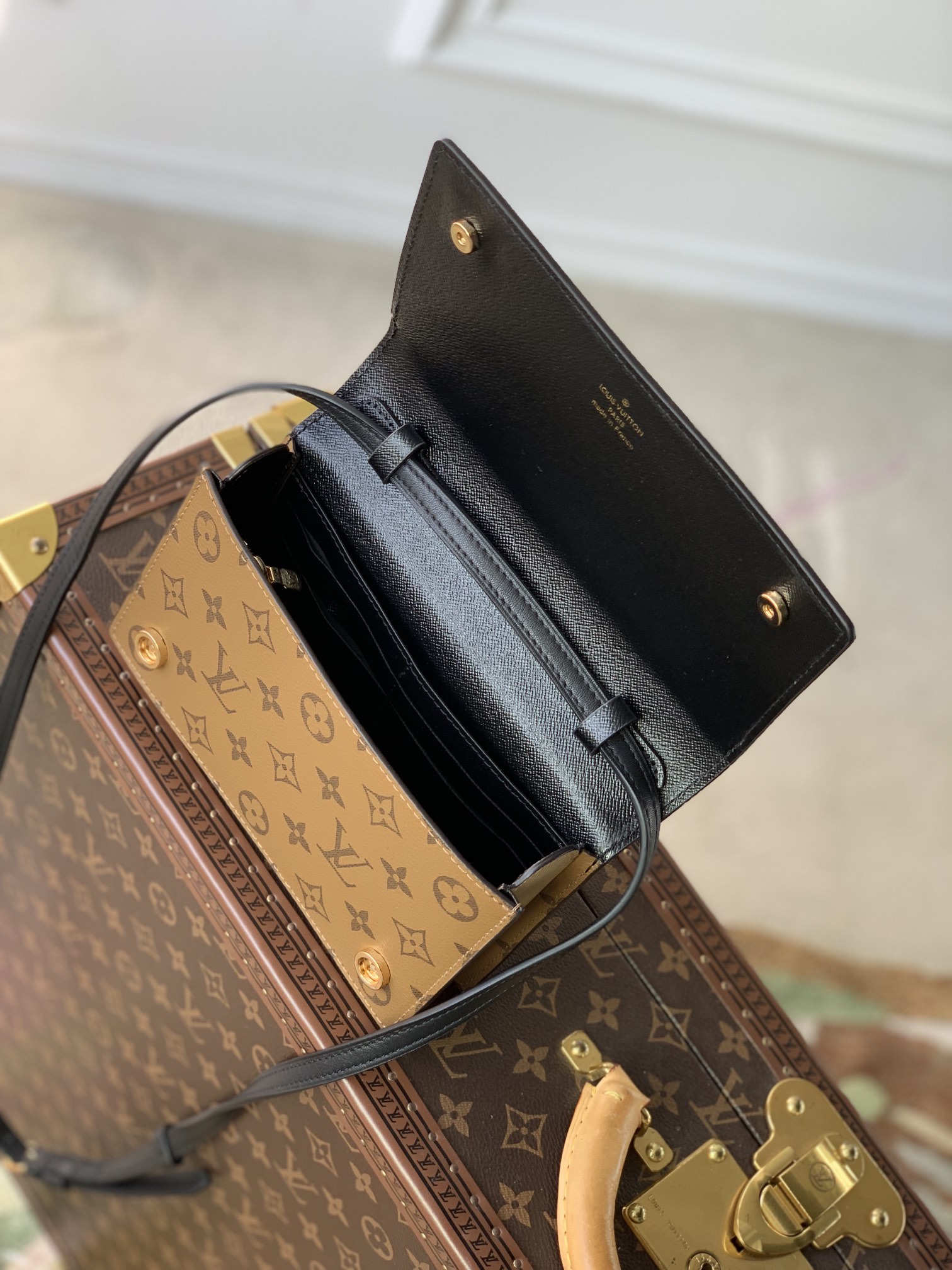 l0*is V*t0n book chain wallet-20 x 14 x 4cm