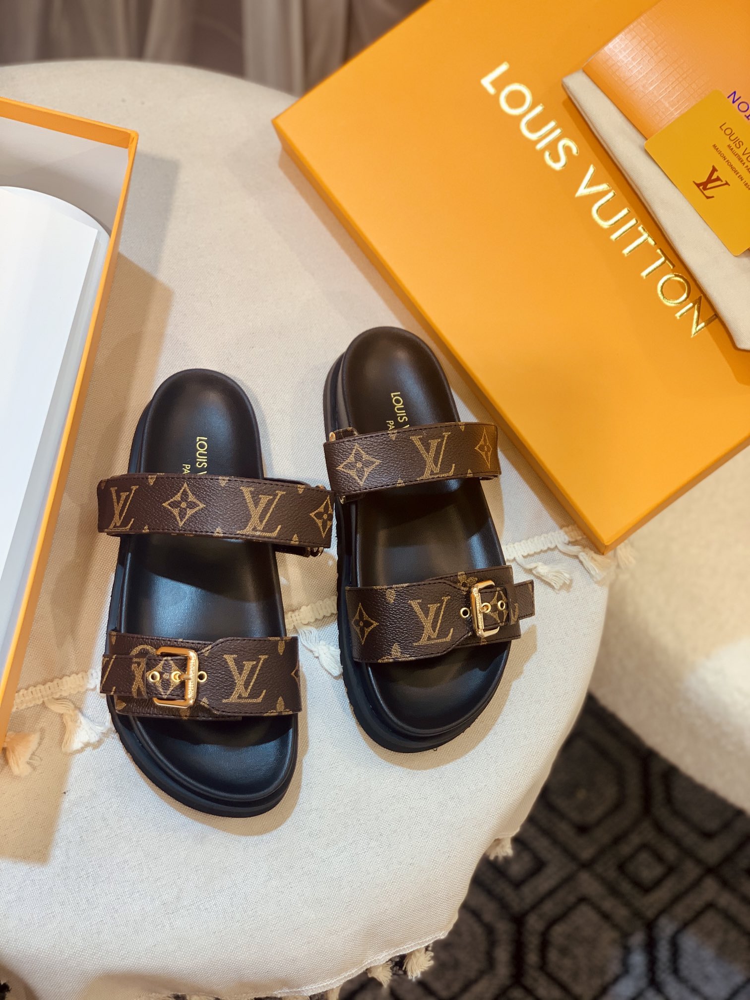 l0*is V*t0n sandals