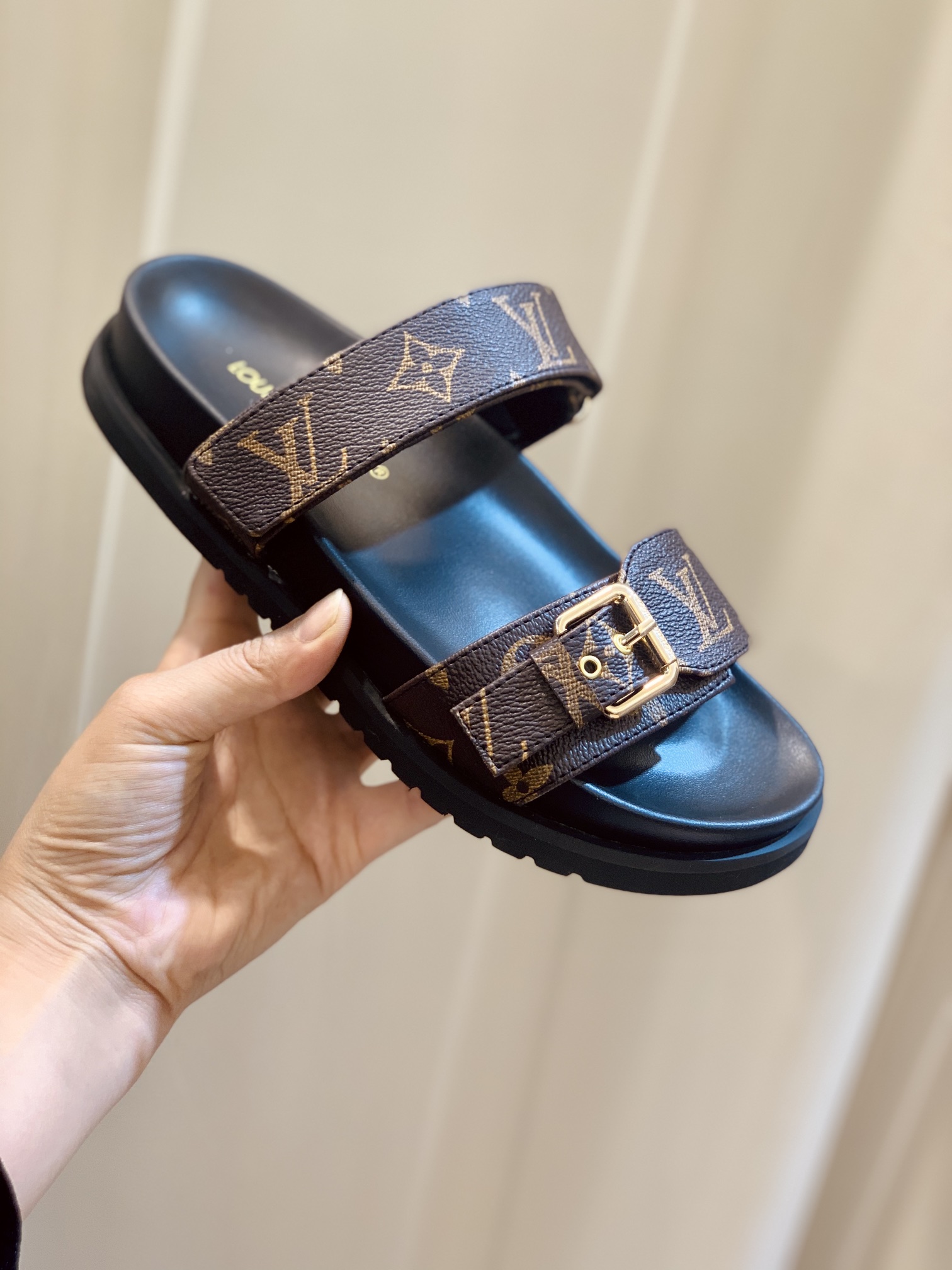 l0*is V*t0n sandals