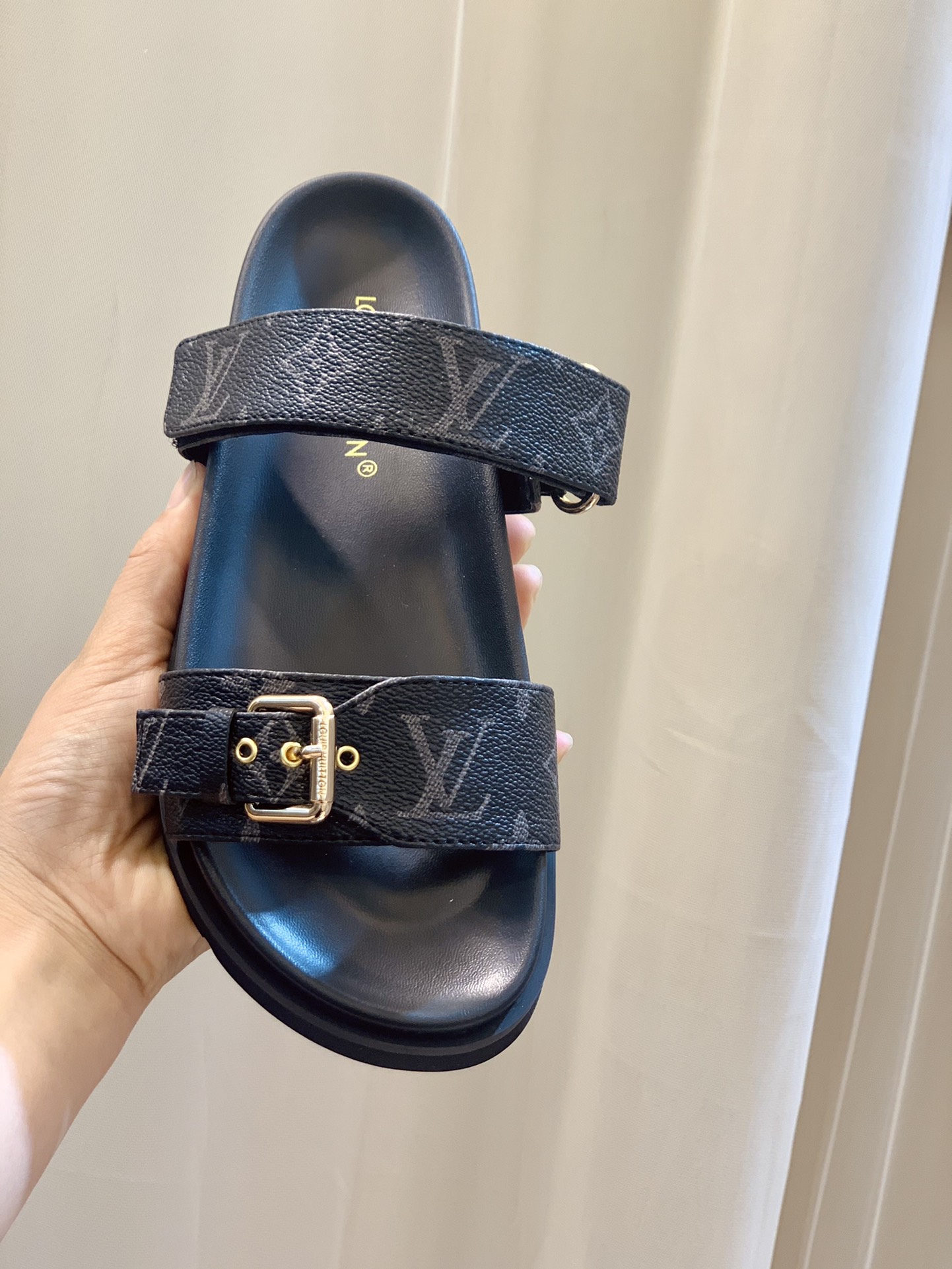 l0*is V*t0n sandals