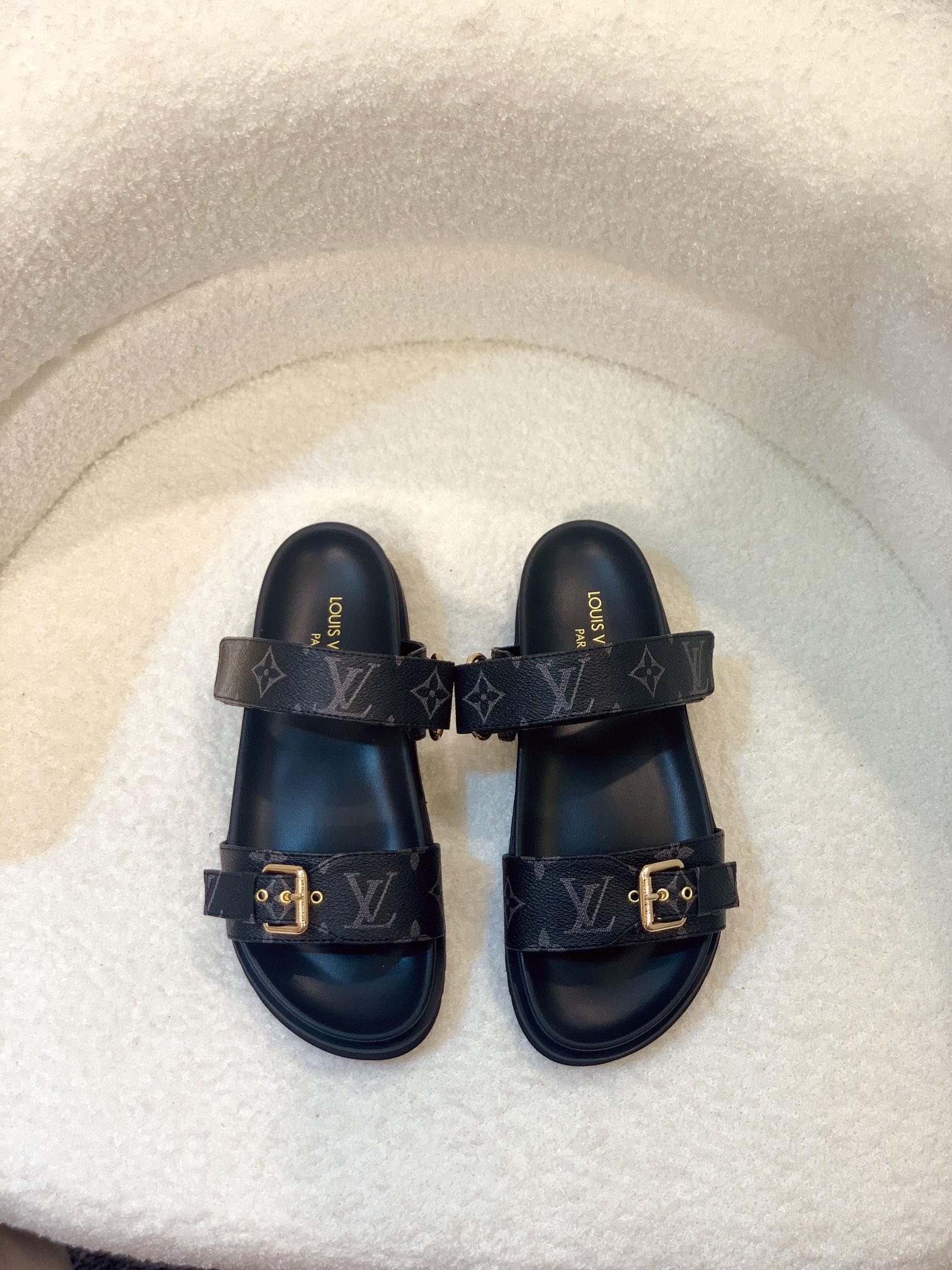 l0*is V*t0n sandals