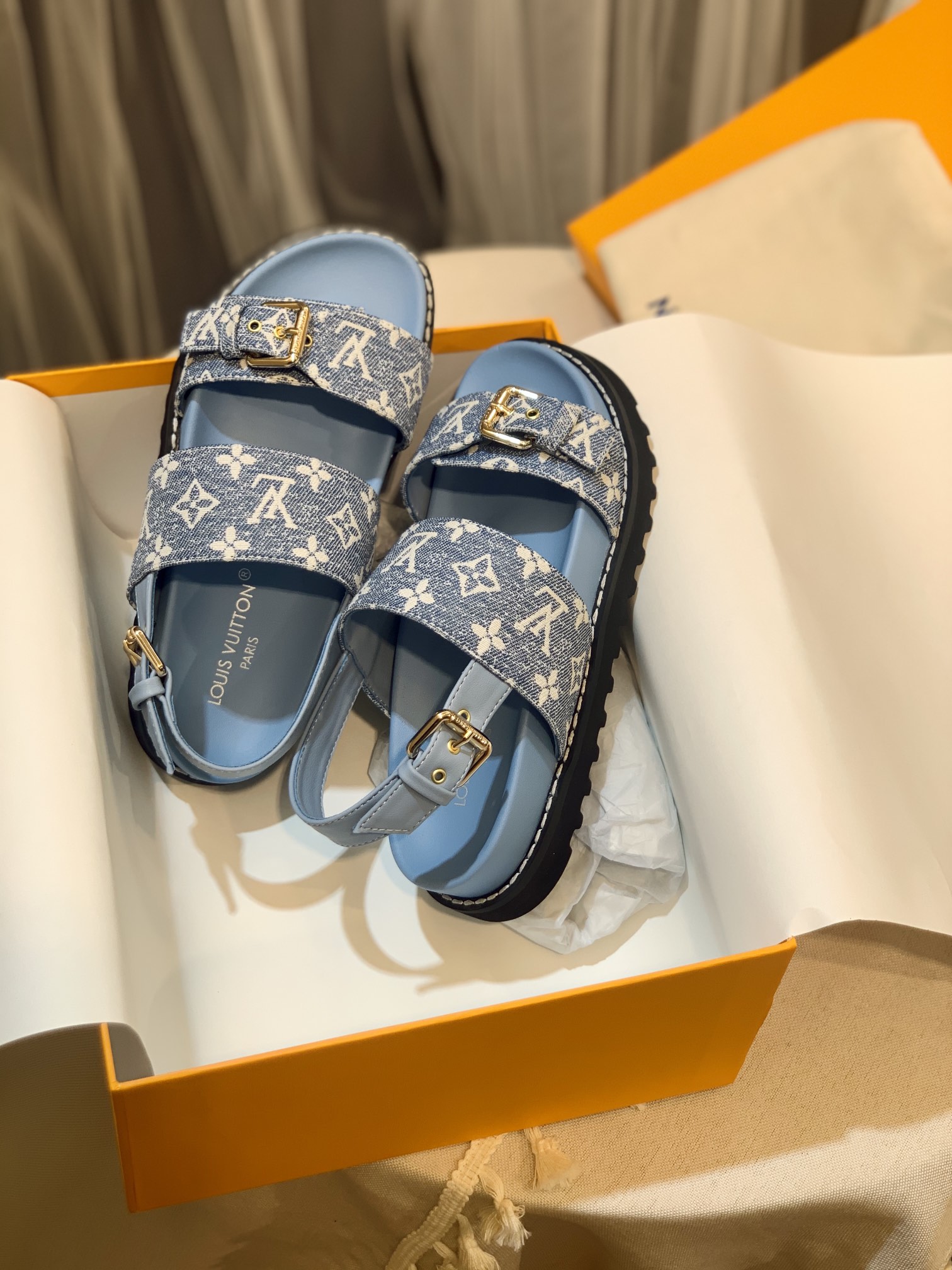 l0*is V*t0n sandals