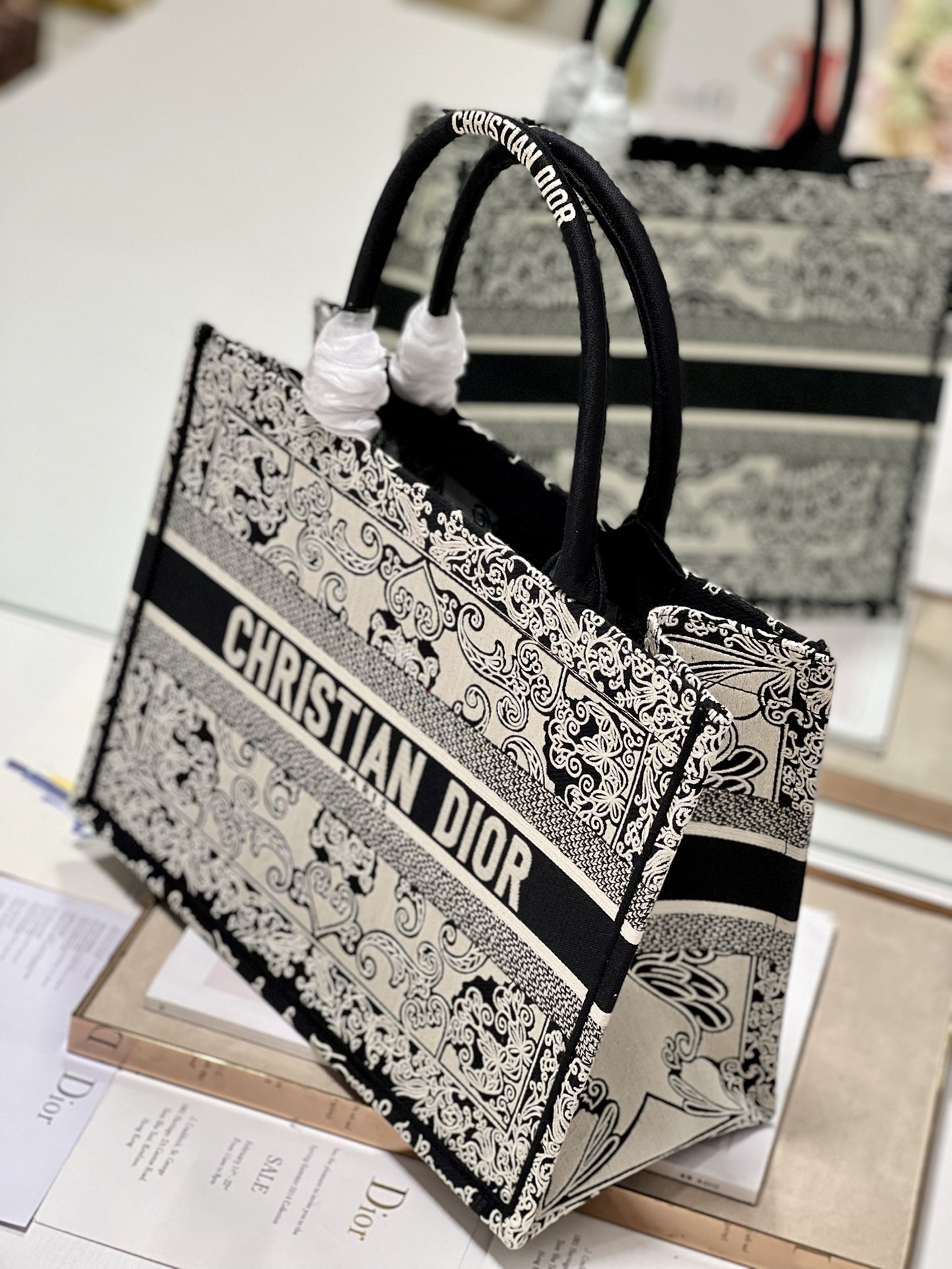 D*or book tote