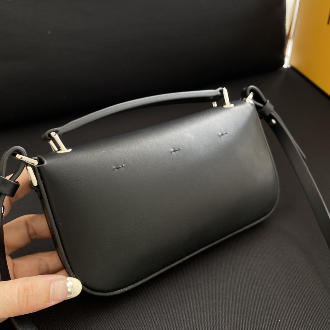 F**di baguette bag-19×14×4cm