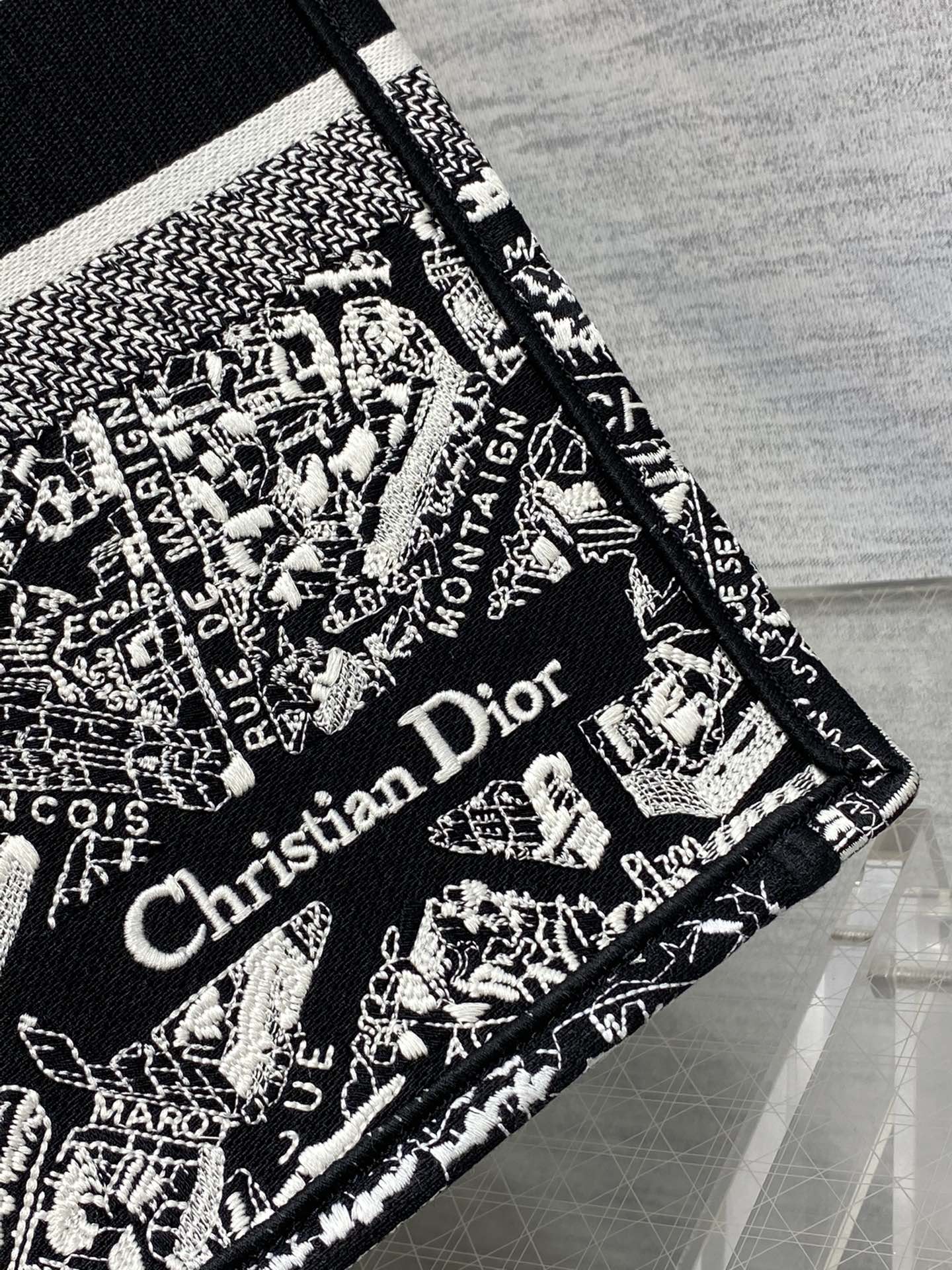 D*or book tote
