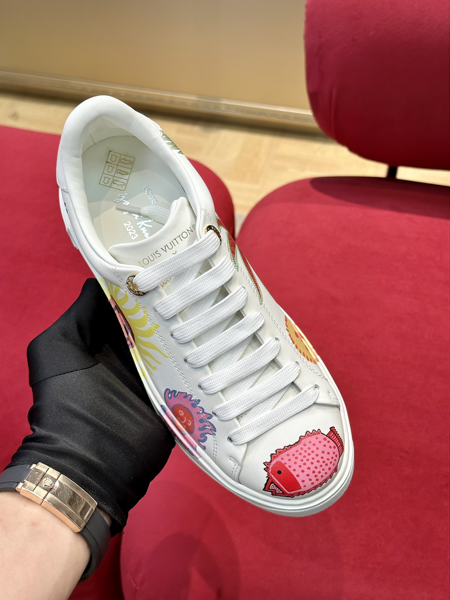 l0*is V*t0n time out sneaker