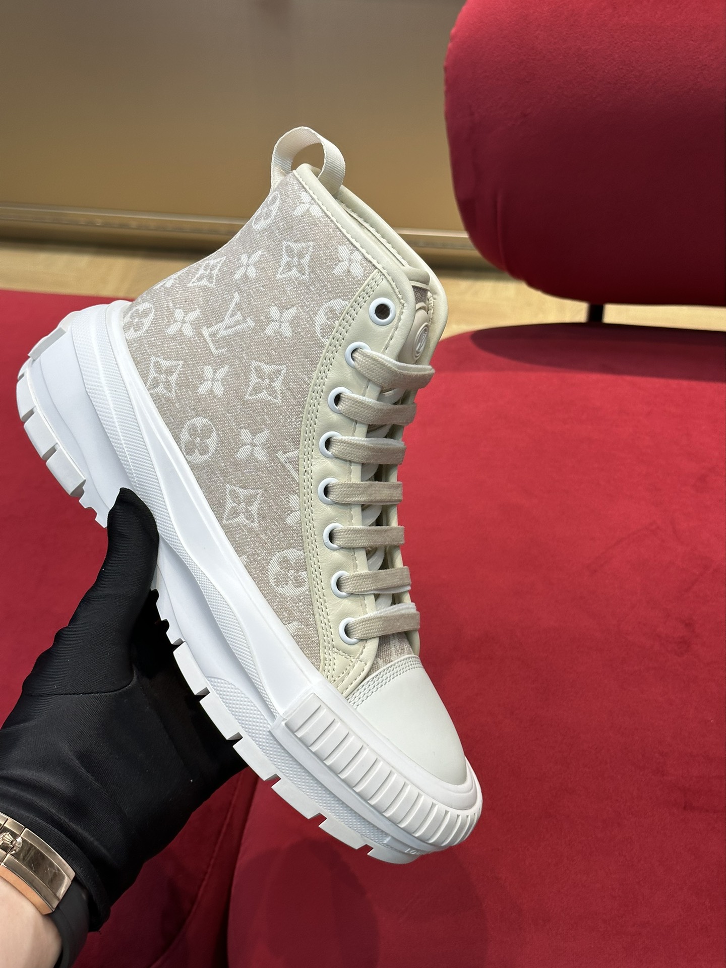 l0*is V*t0n squad sneaker