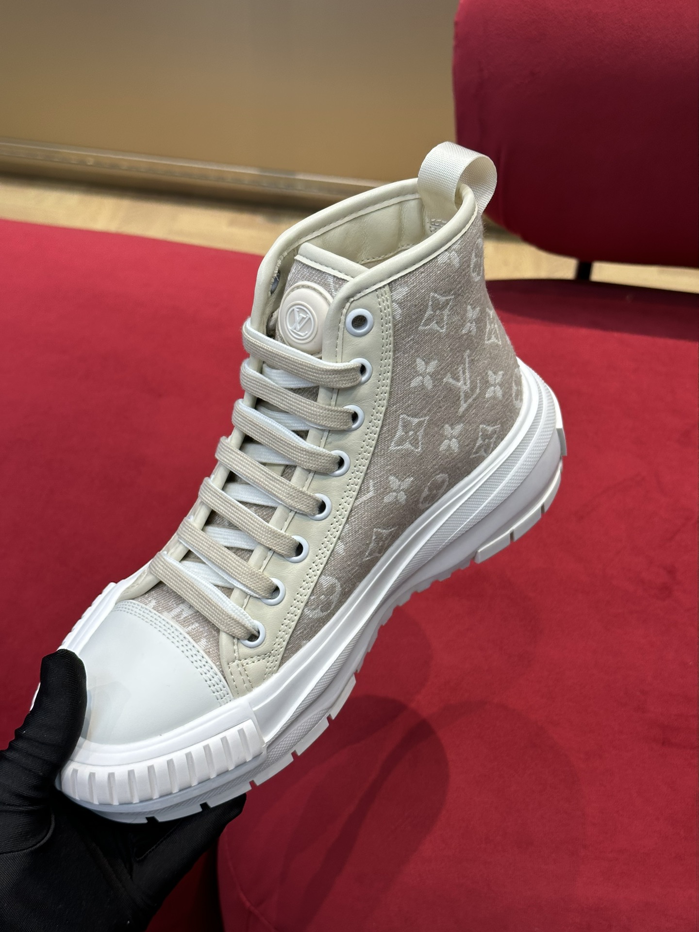 l0*is V*t0n squad sneaker
