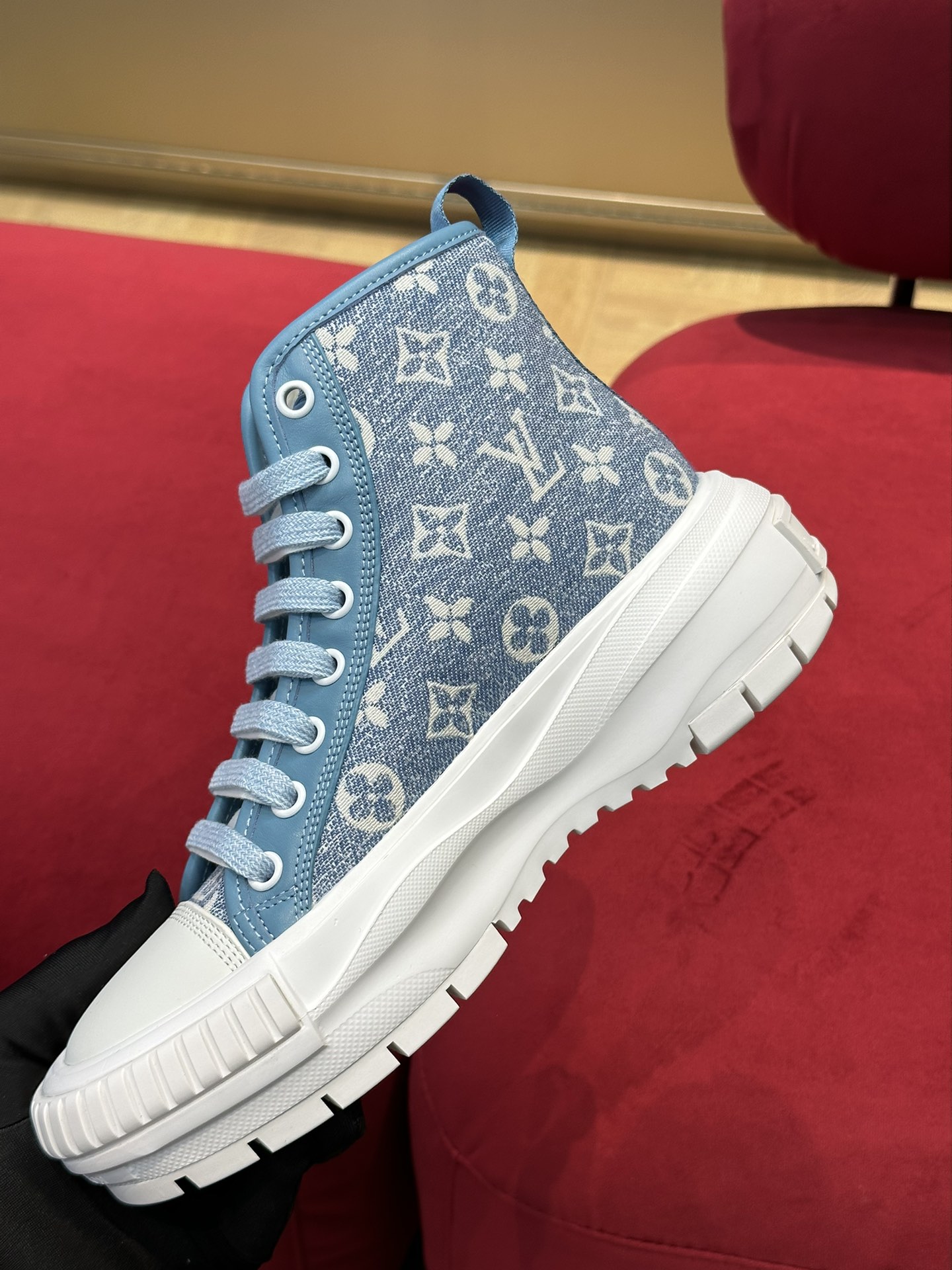 l0*is V*t0n squad sneaker
