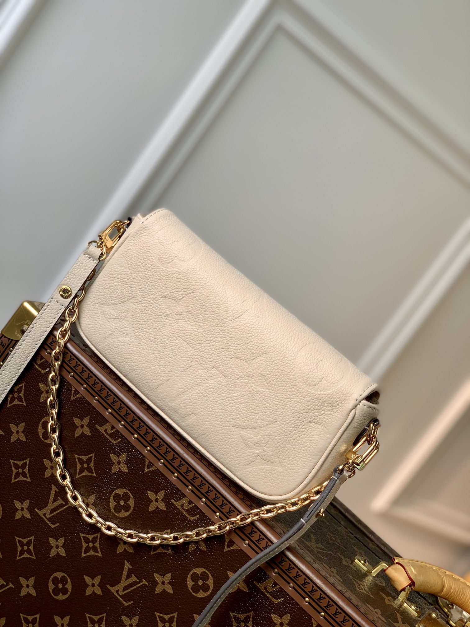 l0*is V*t0n wallet on chain ivy-23.5 x 12.0 x 4.3 cm