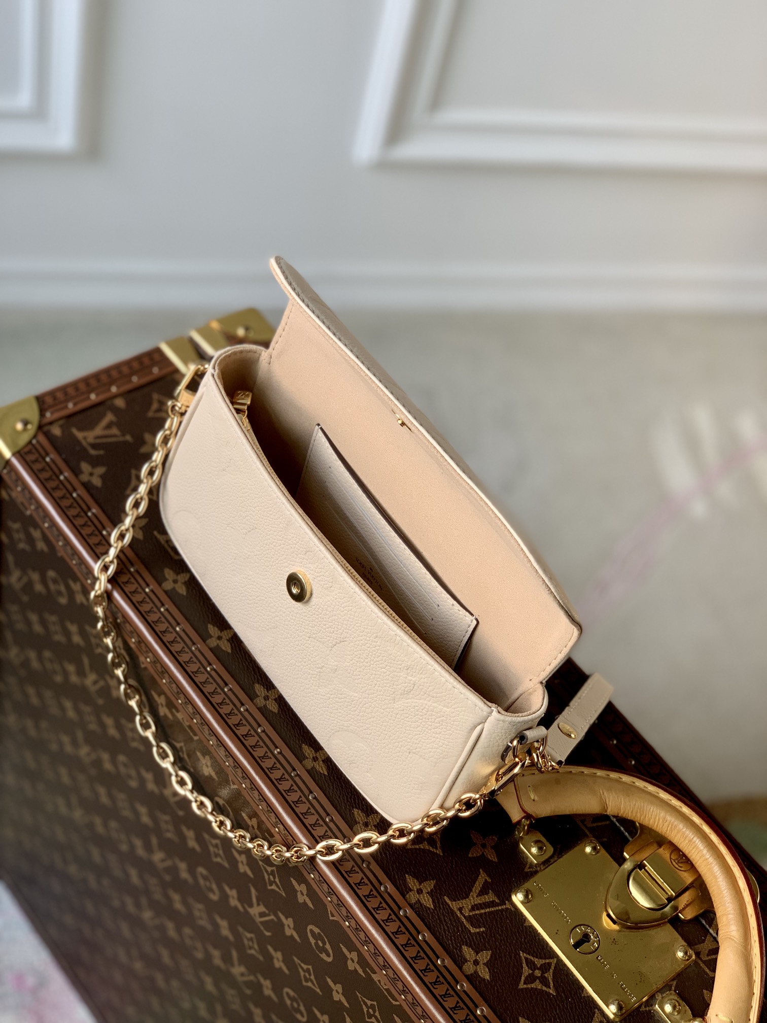 l0*is V*t0n wallet on chain ivy-23.5 x 12.0 x 4.3 cm