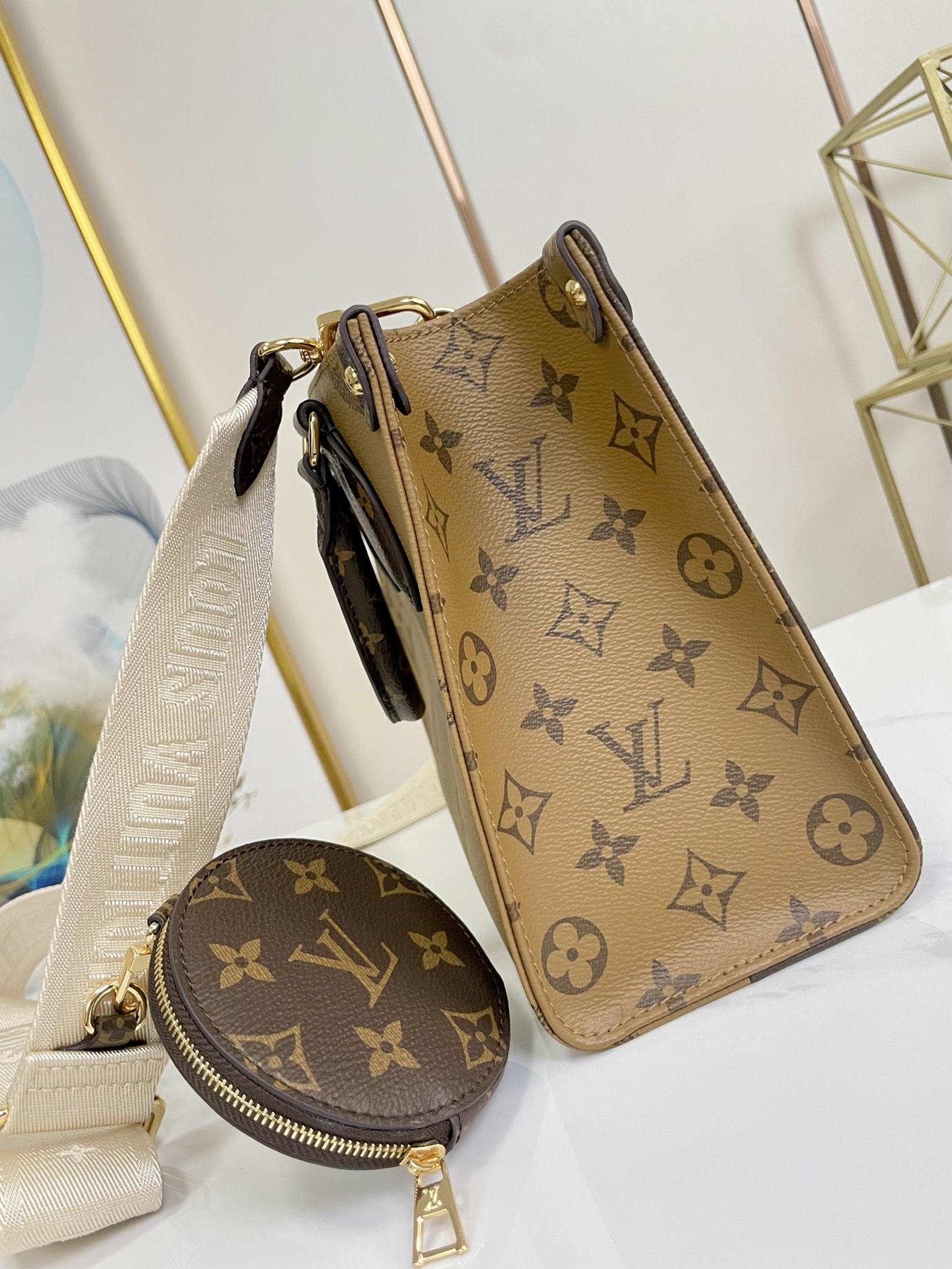 l0*is V*t0n onthego handbag-25*19*11.5 cm