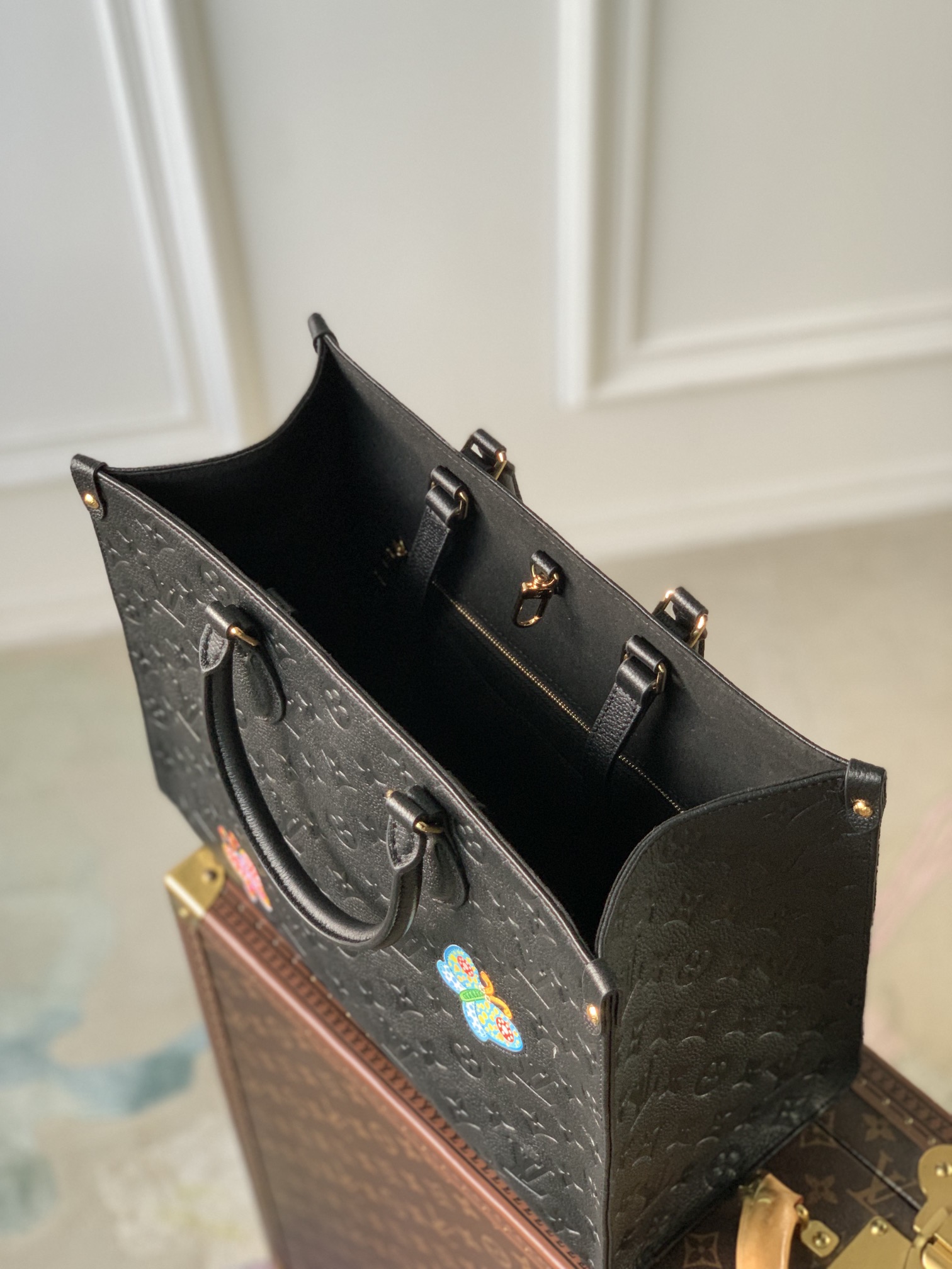 l0*is V*t0n x ykonthego handbag-35 x 27 x 14 cm