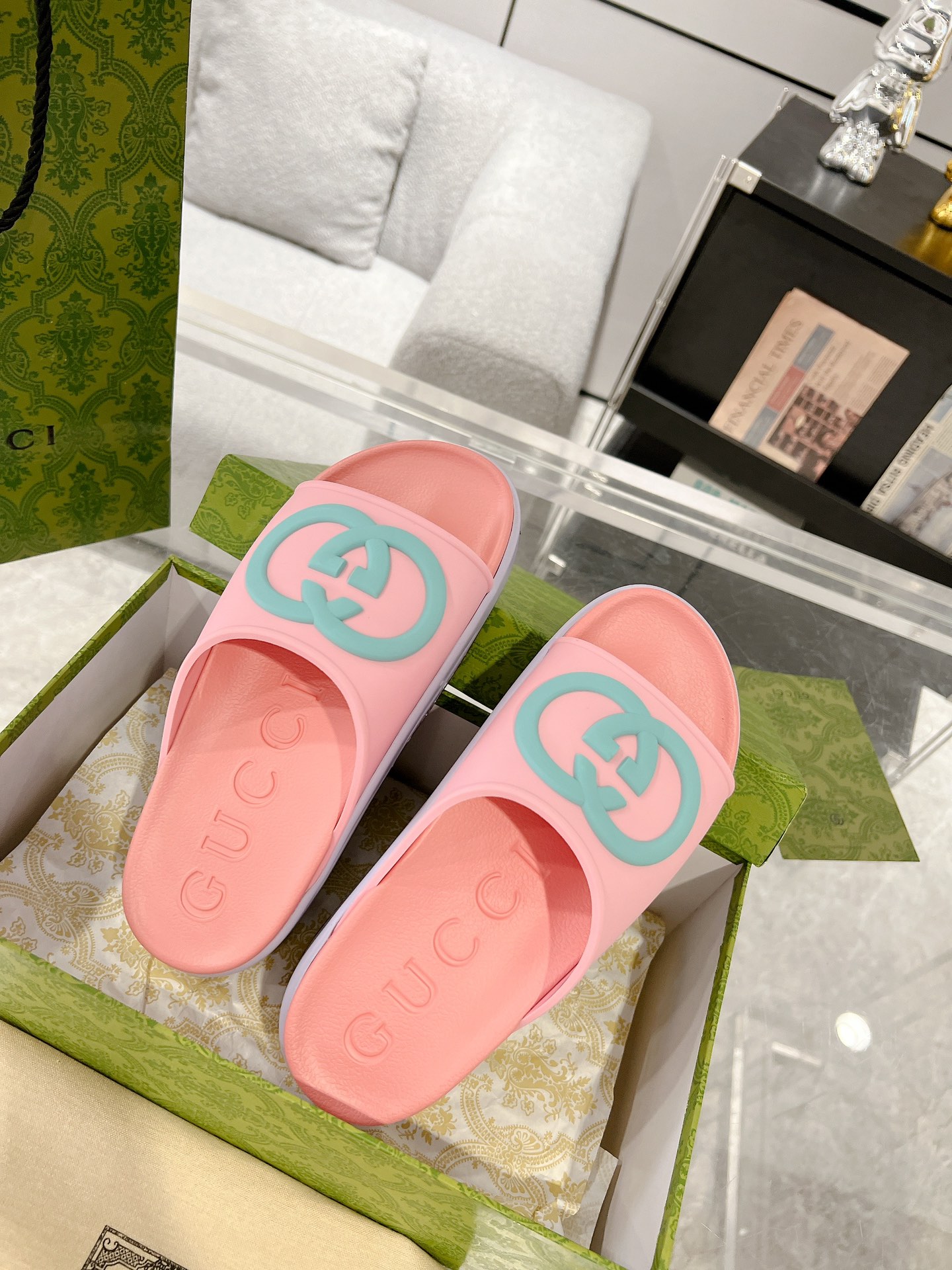 G*u*i slides -5cm