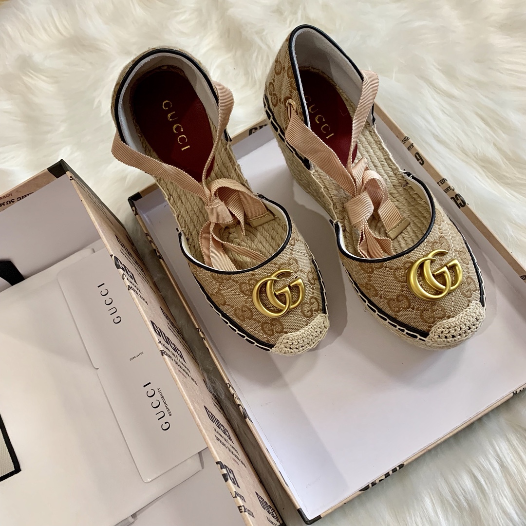 G*u*i sandals