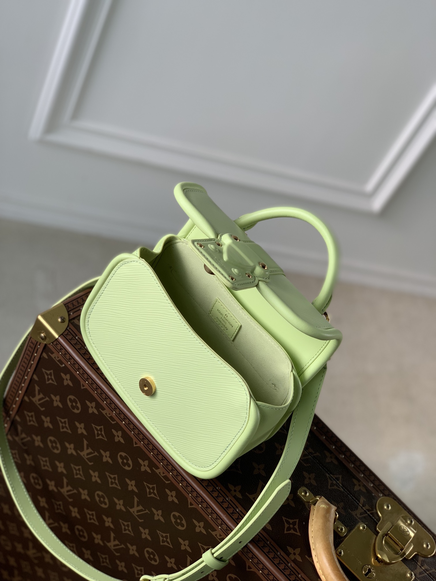 l0*is V*t0n hide & seek bag-21 x 15 x 8cm