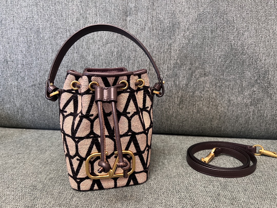 Va1e*ntin0 garavanivlogo signature bag-12*18*10cm