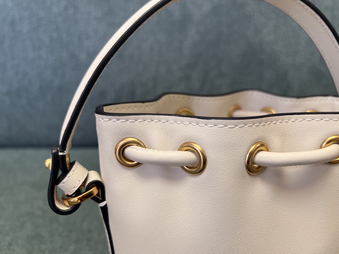 Va1e*ntin0 garavanivlogo signature bag-12*18*10cm