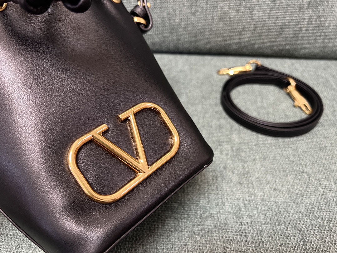 Va1e*ntin0 garavanivlogo signature bag-12*18*10cm