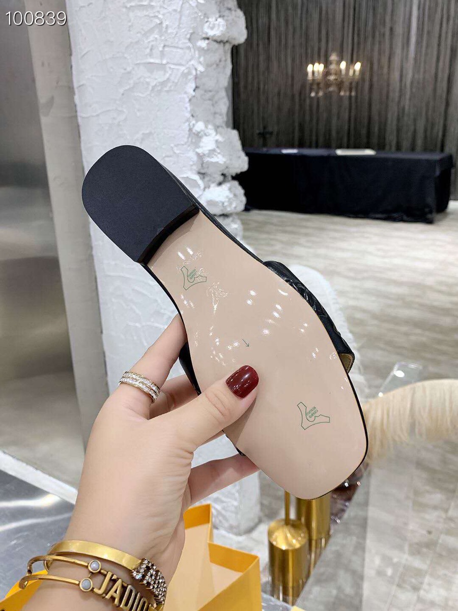 l0*is V*t0n slippers