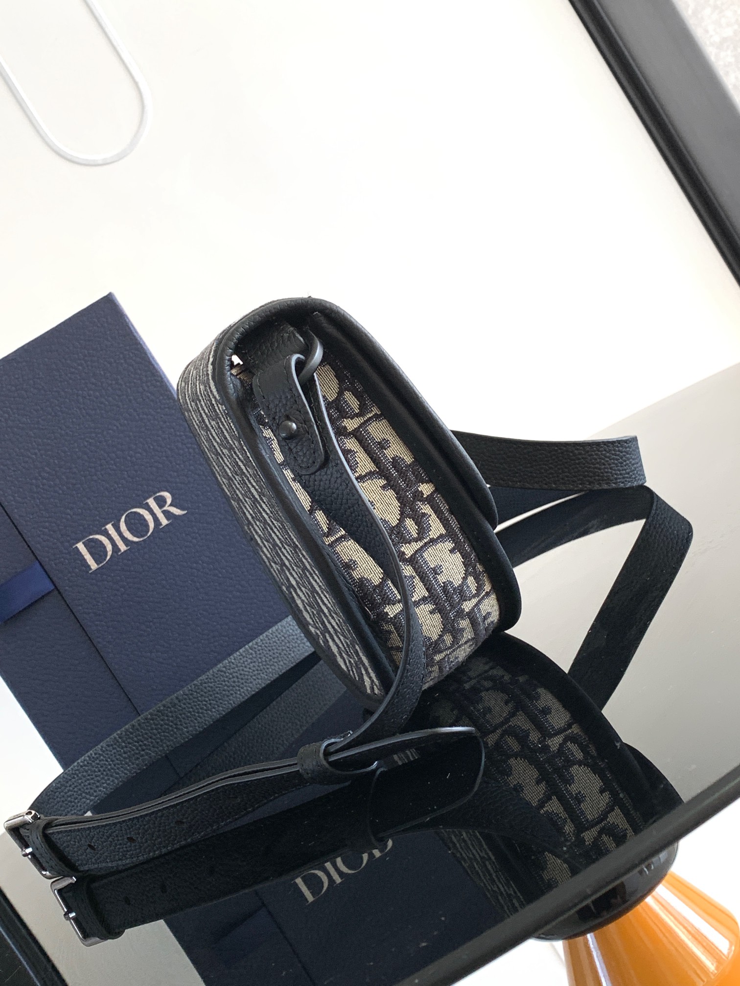 D*or gallop messenger bag-20.5 x 16 x 5cm