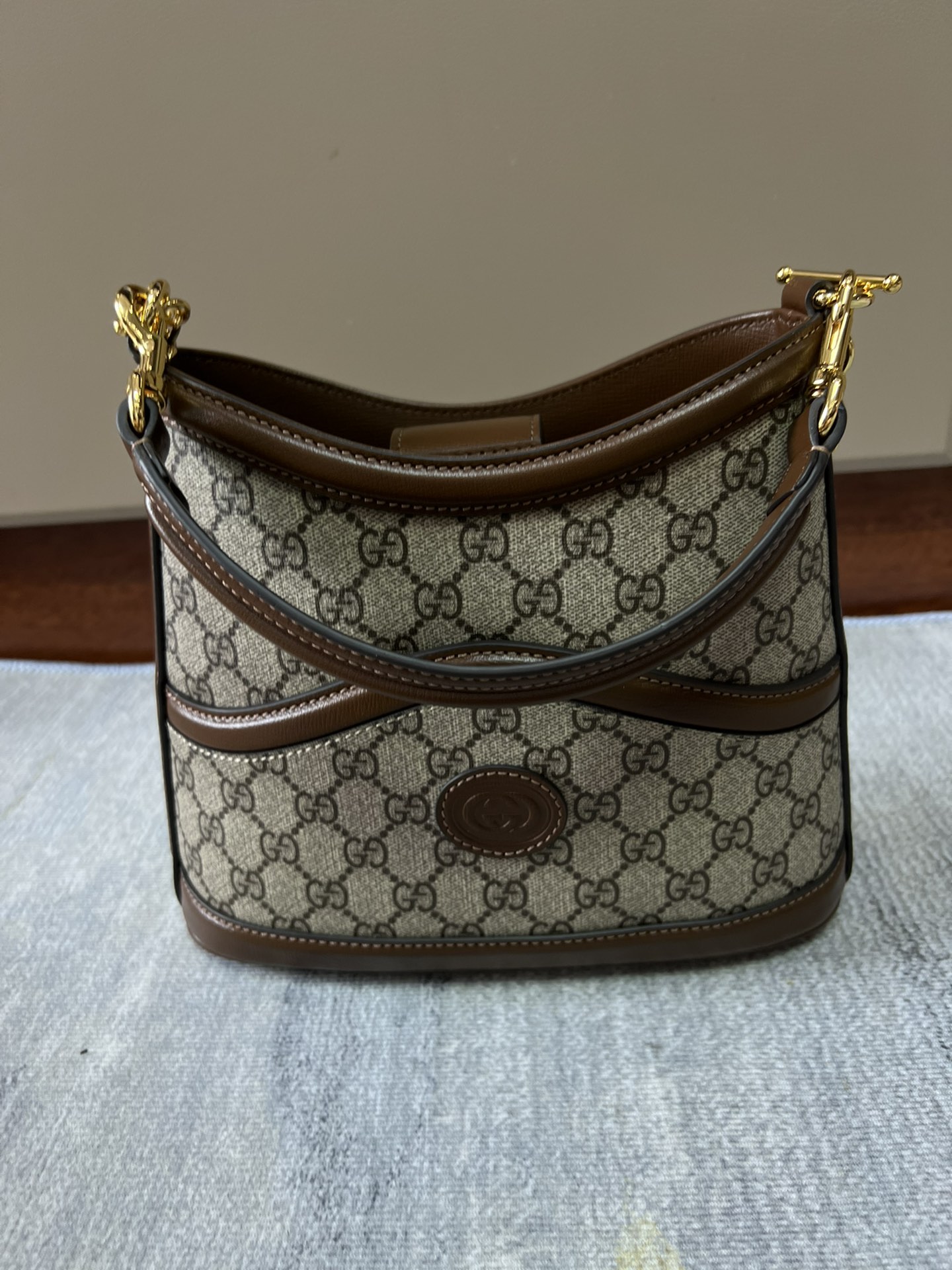 G*u*i tote 2023-25x 21x 9cm