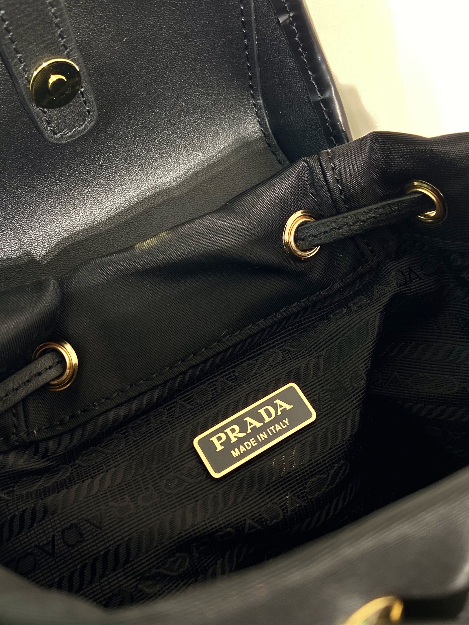 Pra*a backpack 1bz075 -16*18*10.5cm