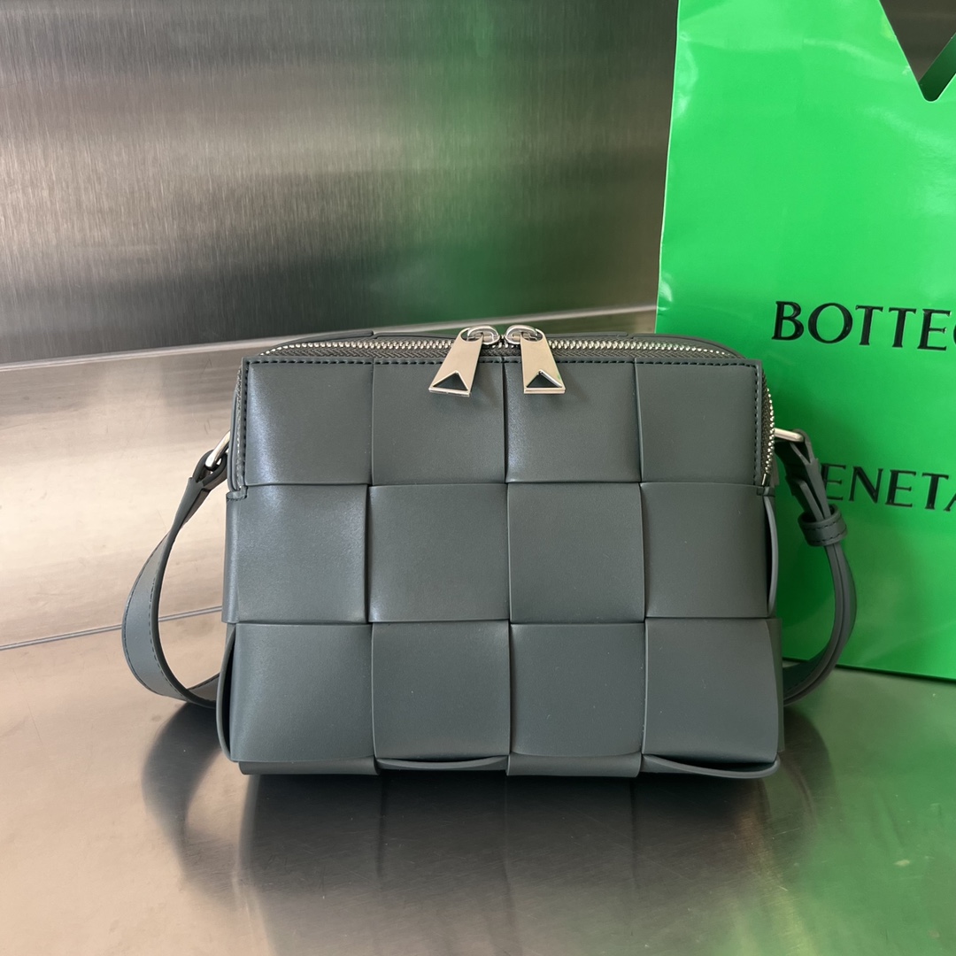 b0tte*a Ven*ta camera bag-20x15x5cm
