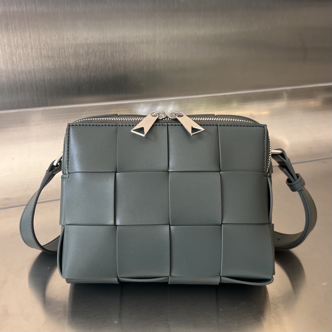 b0tte*a Ven*ta camera bag-20x15x5cm