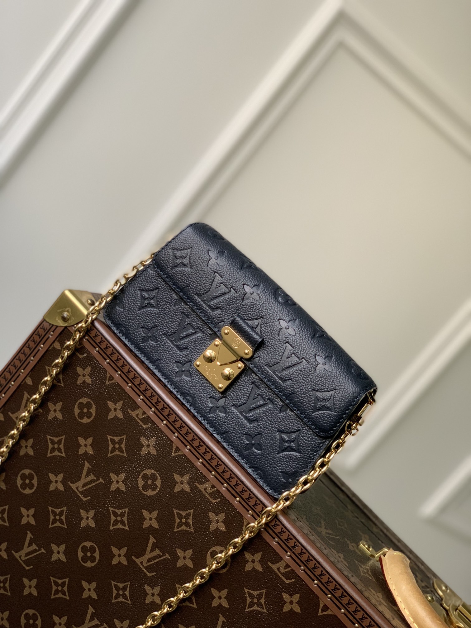 l0*is V*t0n wallet on chain-22 x 15 x 5.5cm