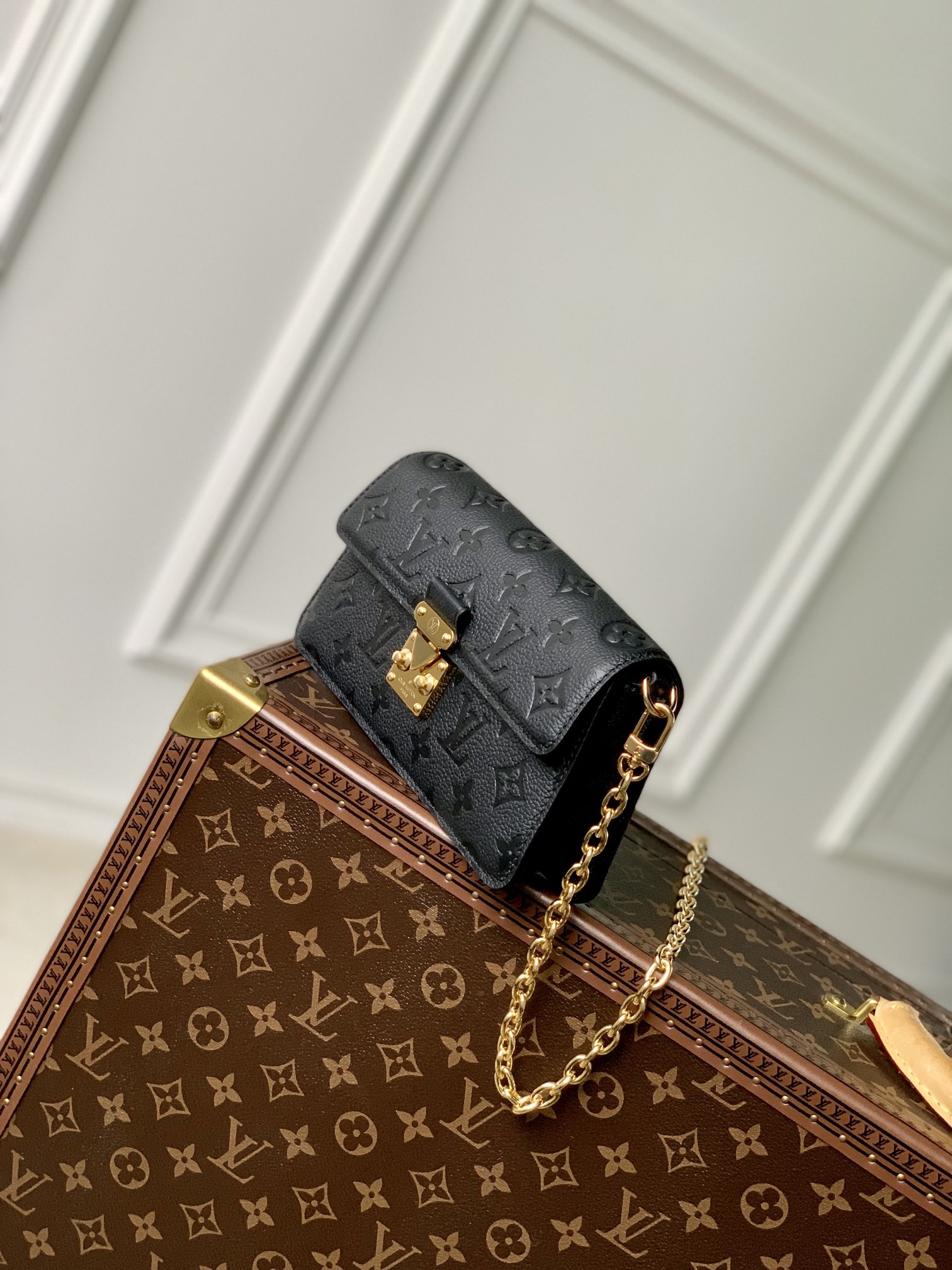 l0*is V*t0n wallet on chain-22 x 15 x 5.5cm