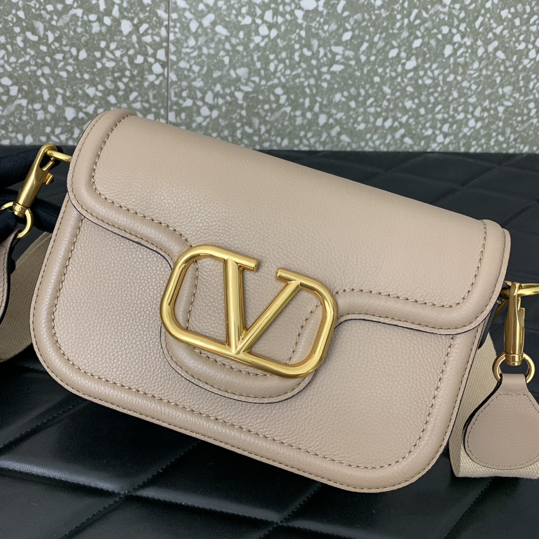 Va1e*ntin0 garavani allnite bag-23.5✖️18✖️8cm