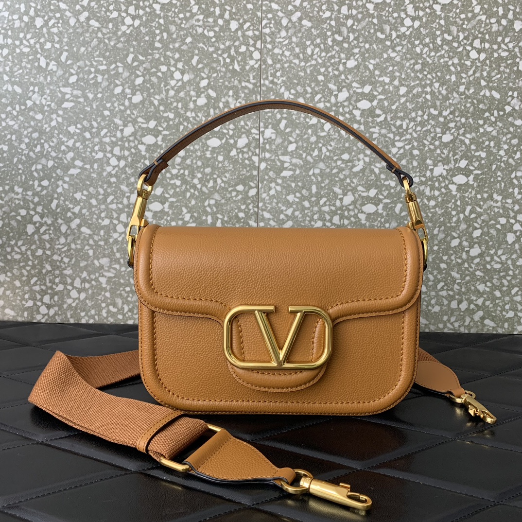 Va1e*ntin0 garavani allnite bag-23.5✖️18✖️8cm