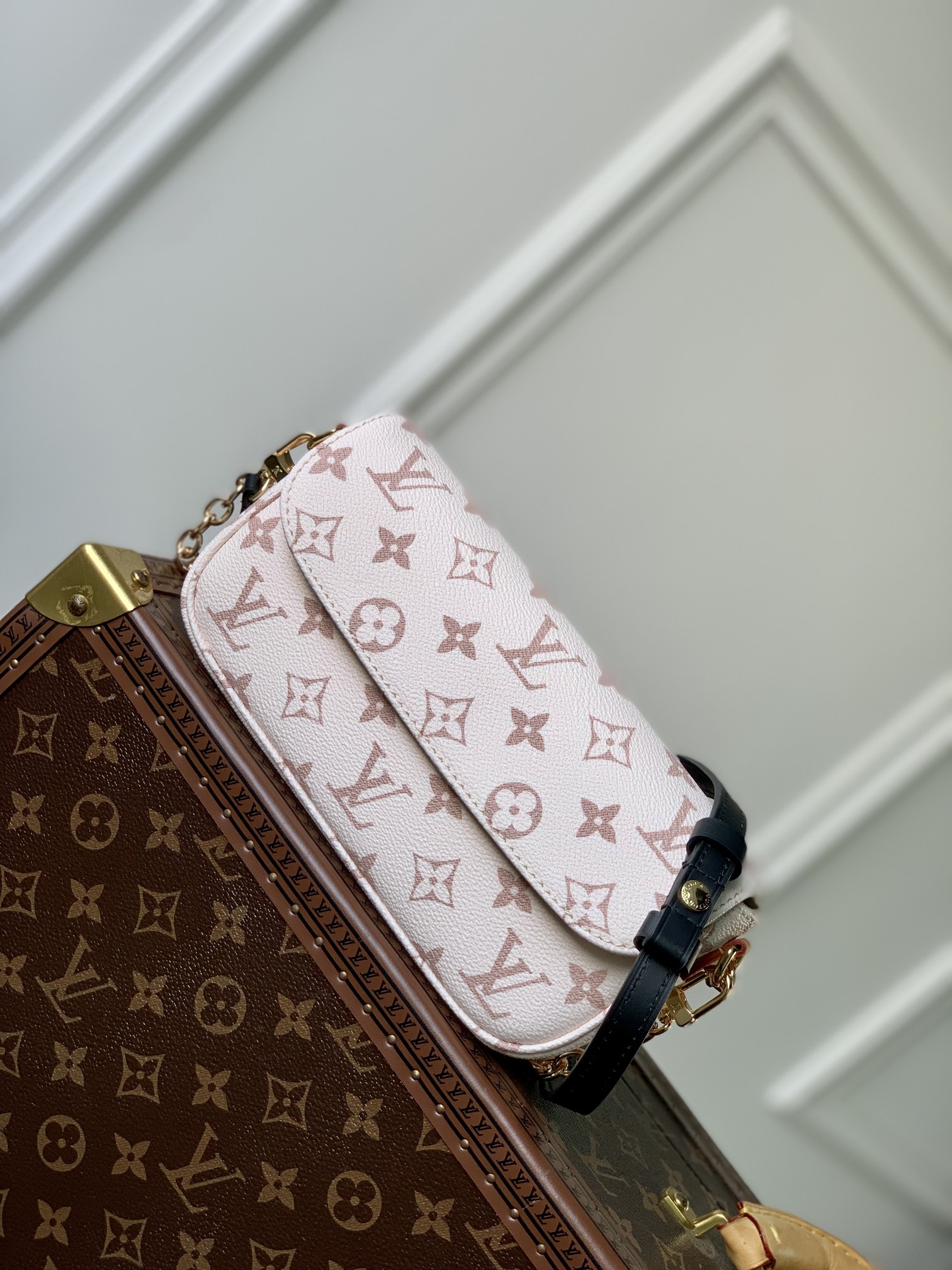 l0*is V*t0n wallet on chain ivy-23.5 x 12.0 x 4.3 cm