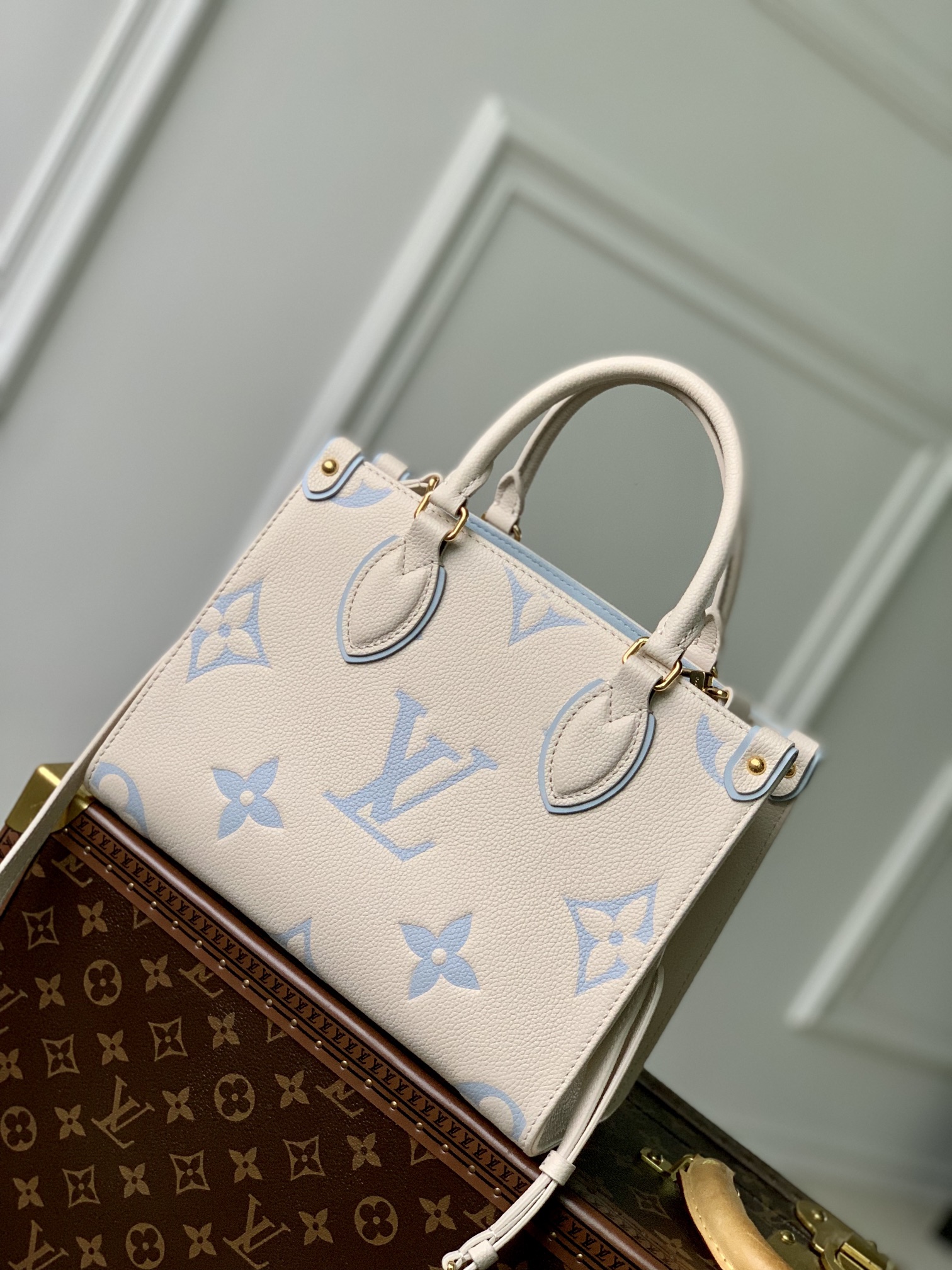 l0*is V*t0n onthego handbag-25*19*11.5 cm