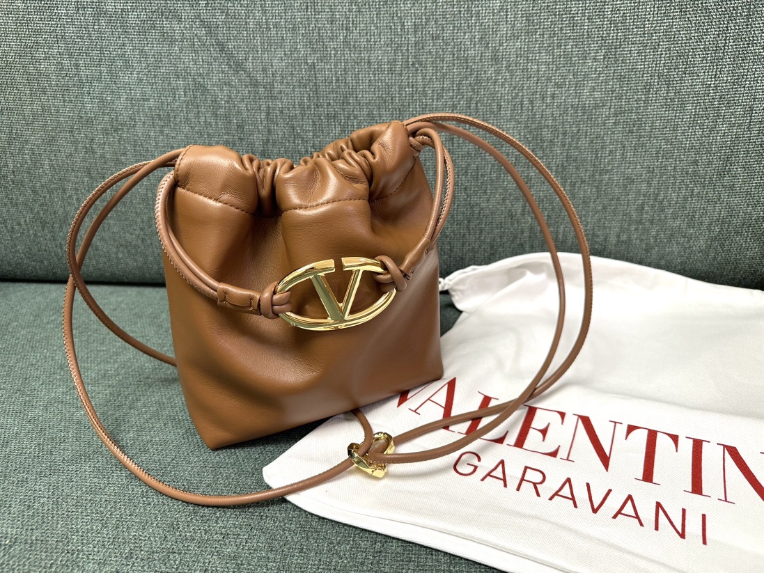 Va1e*ntin0 garavani vlogo pouf bag-20x17x8cm