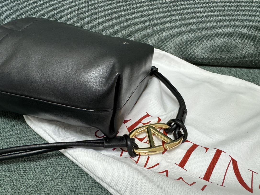 Va1e*ntin0 garavani vlogo pouf bag-20x17x8cm
